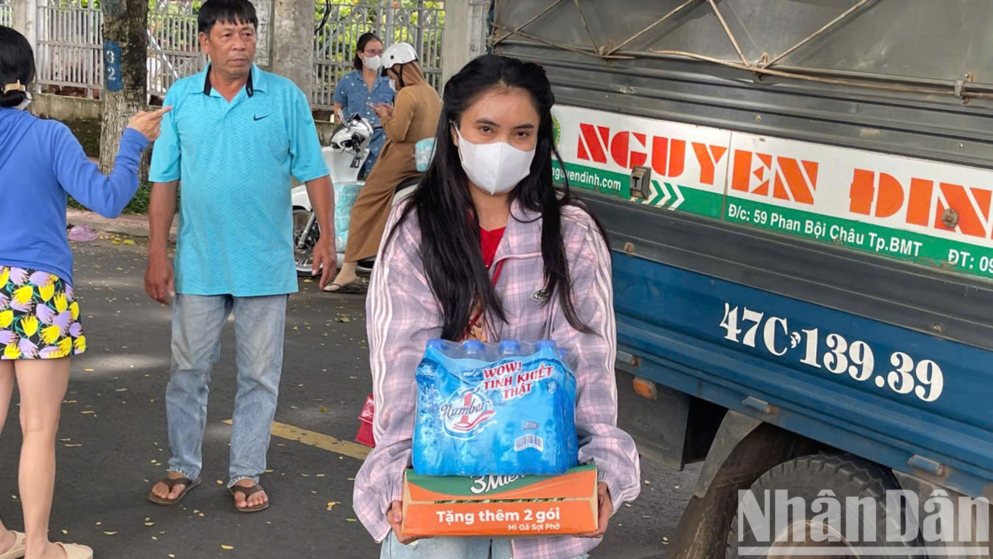 Một bạn trẻ cũng dành dụm ủng hộ đồng bào vùng lũ các tỉnh phía bắc từng thùng nước, thùng mỳ tôm.