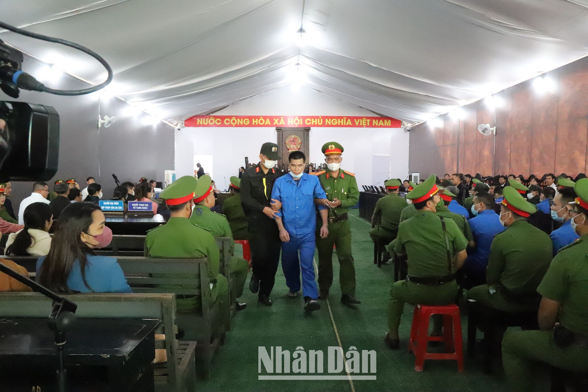 Các bị cáo được đưa ra thẩm vấn, xét hỏi.