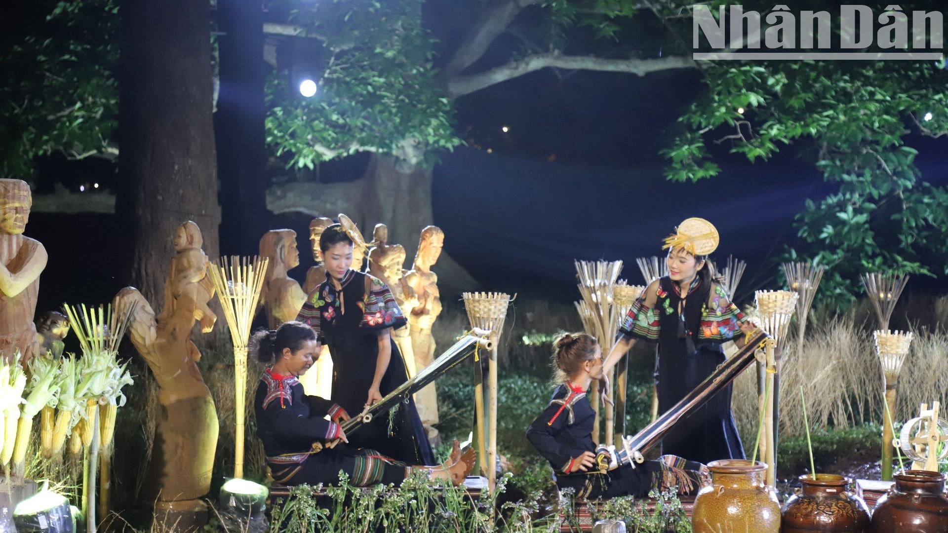 Tại chương trình còn tái hiện nghề dệt thổ cẩm truyền thống của đồng bào Tây Nguyên.