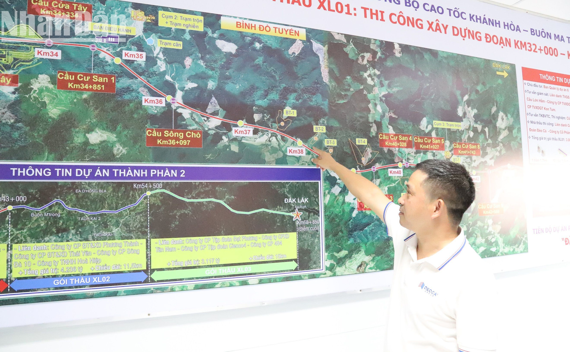 Ông Ngô Hữu Khoa, Giám đốc Ban Điều hành gói thầu XL01 Dự án xây dựng đường bộ cao tốc Khánh Hòa-Buôn Ma Thuột giới thiệu khu vực liên danh nhà thầu do Tập đoàn Đèo Cả đứng đầu thi công. Ông Ngô Hữu Khoa, Giám đốc Ban Điều hành gói thầu XL01 Dự án xây dựng đường bộ cao tốc Khánh Hòa-Buôn Ma Thuột giới thiệu khu vực liên danh nhà thầu do Tập đoàn Đèo Cả đứng đầu thi công.