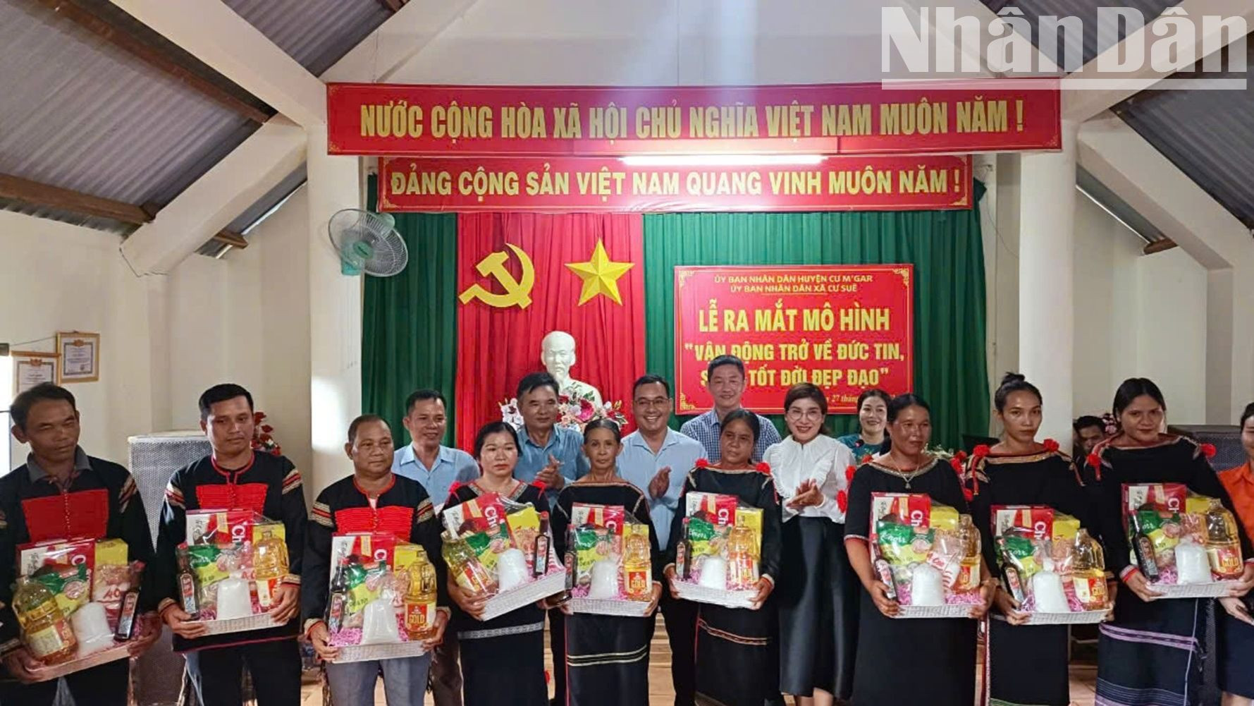 Lãnh đạo Ban Dân vận Huyện Ủy Cư M'gar và Ủy ban nhân dân xã Cư Suê tặng quà cho các gia đình đồng bào dân tộc thiểu số trên địa bàn từ bỏ đạo "Tin lành tư gia độc lập" chưa được Nhà nước công nhận để trở về sinh hoạt với đạo Tin lành đã được nhà nước công nhận.