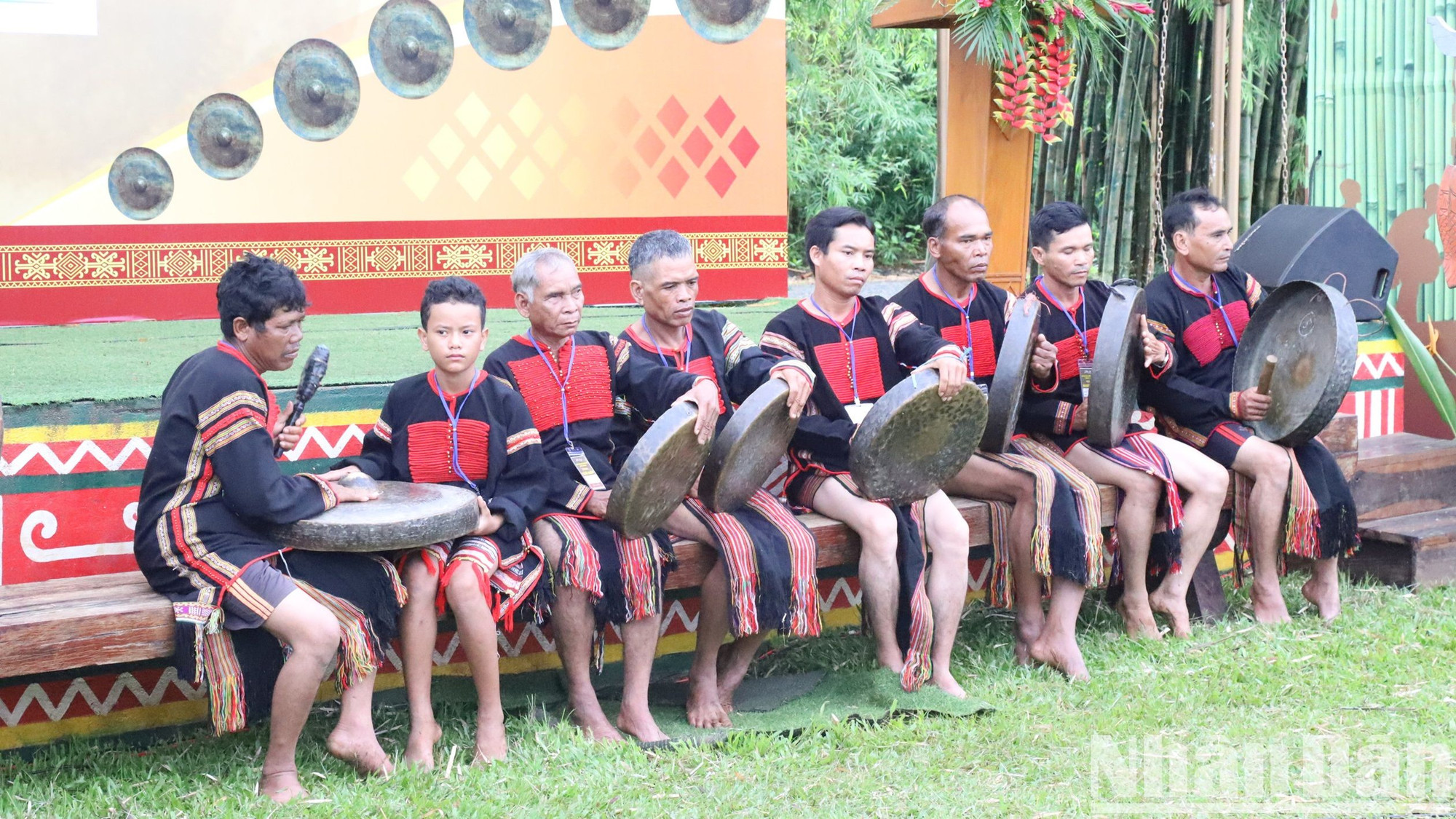 Các nghệ nhân dân tộc Ê Đê diễn tấu cồng chiêng.
