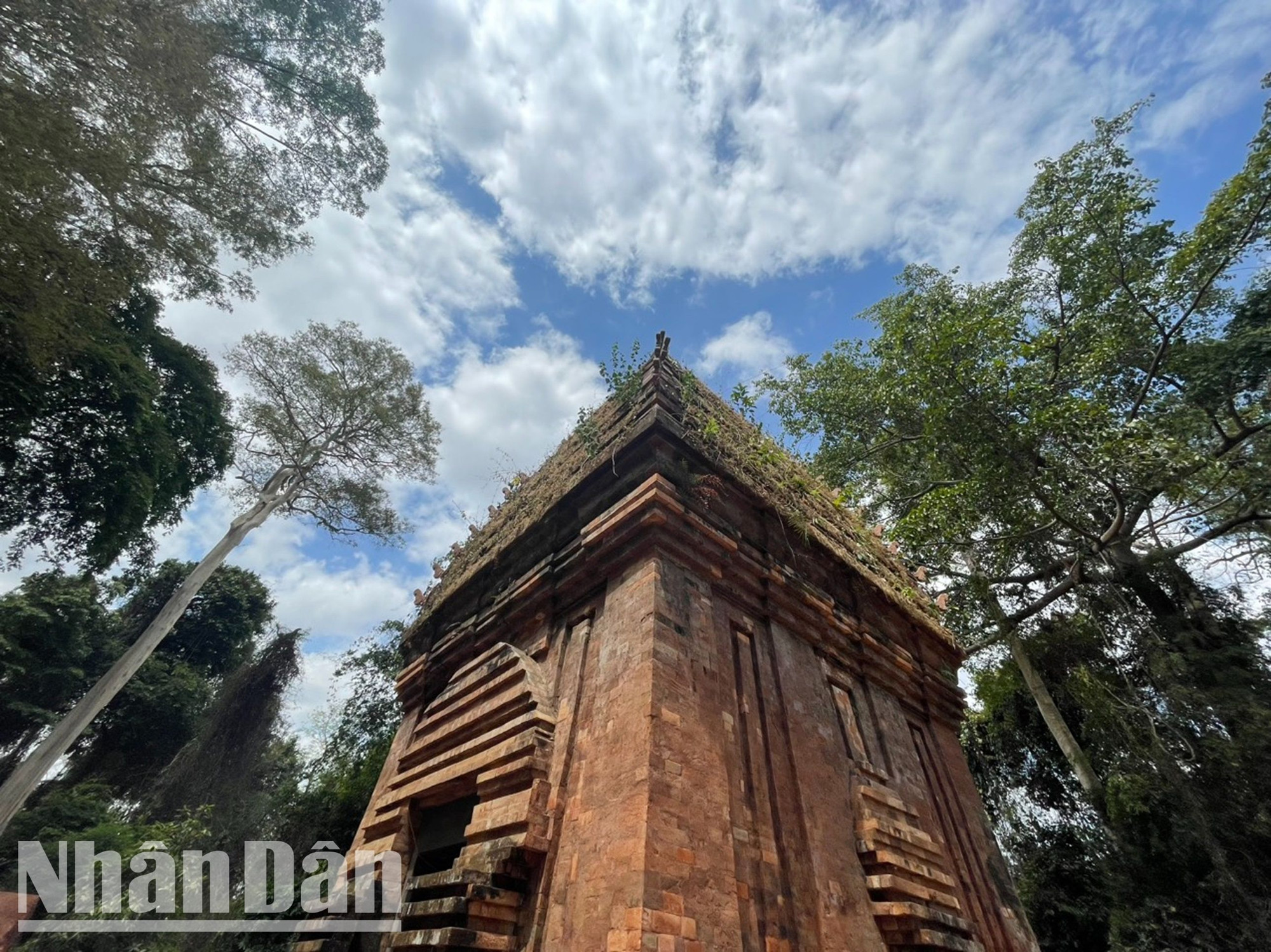 Tháp Yang Prong đã được tôn tạo nhưng tháp vẫn giữ được nét cổ kính, trang nghiêm, uy nghi.