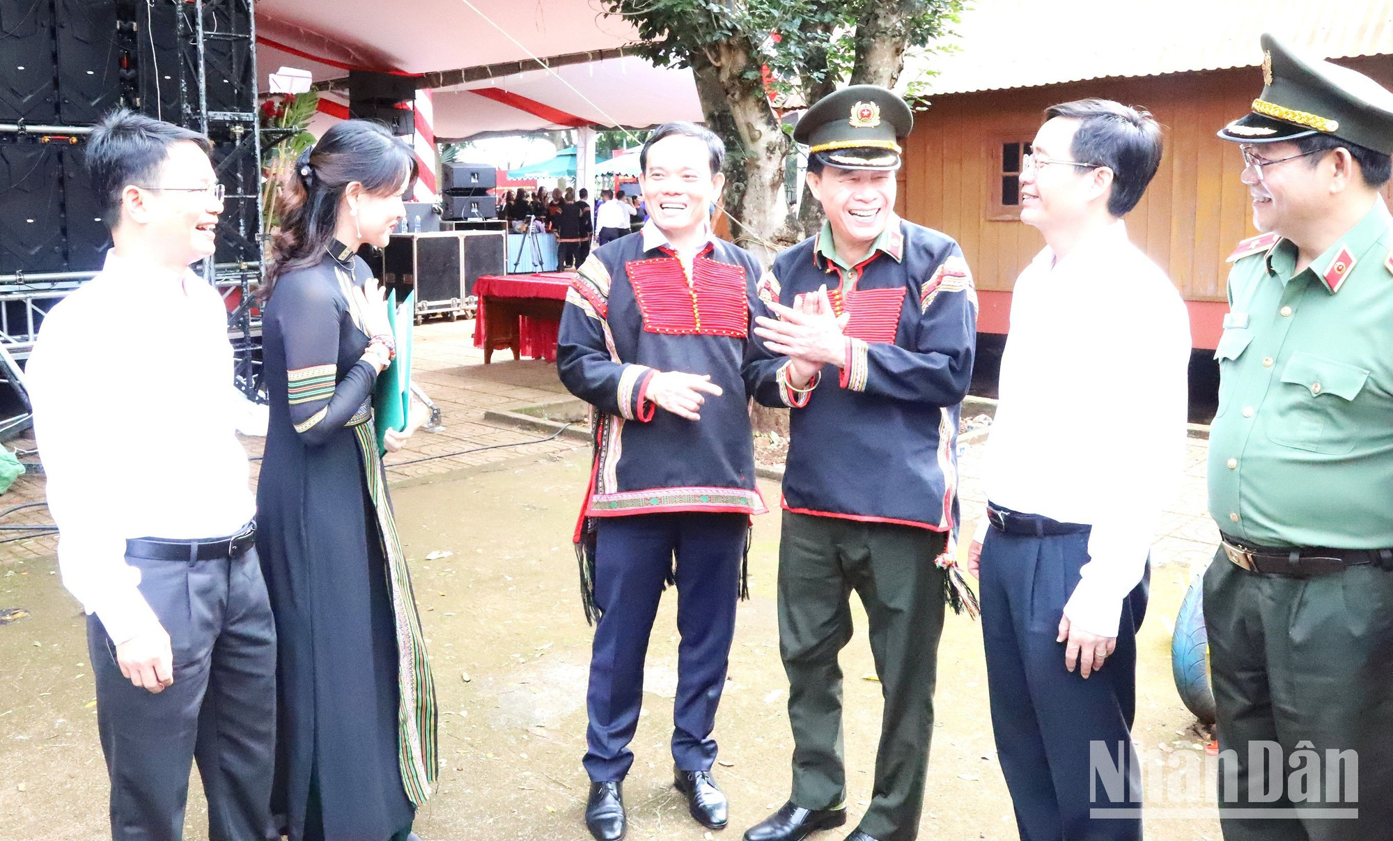 Phó Thủ tướng Trần Lưu Quang và các đồng chí lãnh đạo Bộ Công an, tỉnh Đắk Lắk về dự Ngày hội toàn dân bảo vệ an ninh Tổ quốc ở thị xã Buôn Hồ.