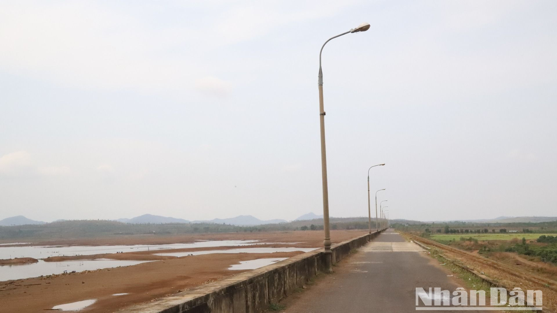 Hồ Ea Súp Thượng có đập dài 2.050m.