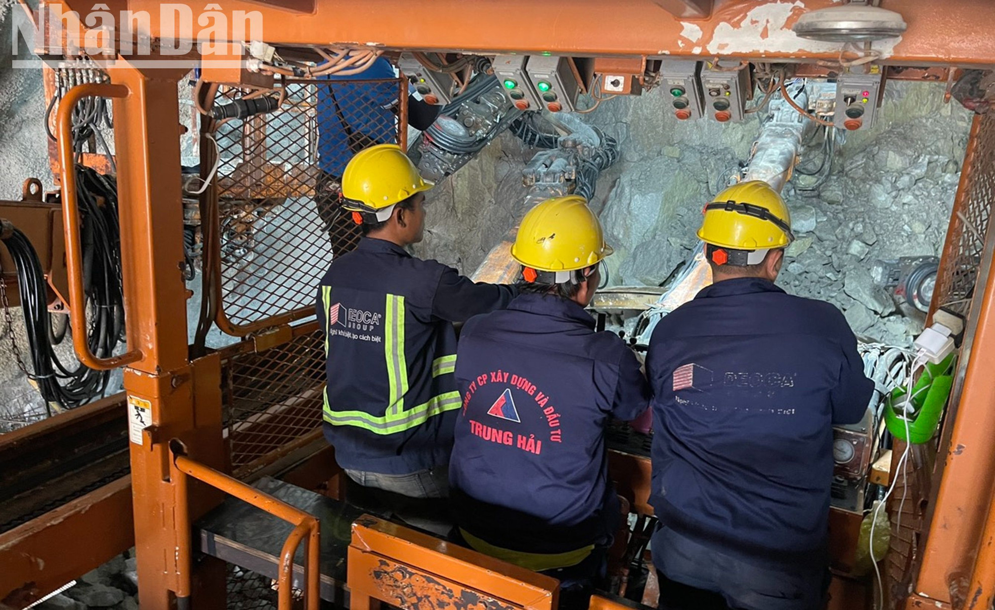 Các kỹ sư điều khiển máy khoan hầm Phượng Hoàng, cao tốc Khánh Hòa-Buôn Ma Thuột. Các kỹ sư điều khiển máy khoan hầm Phượng Hoàng, cao tốc Khánh Hòa-Buôn Ma Thuột.