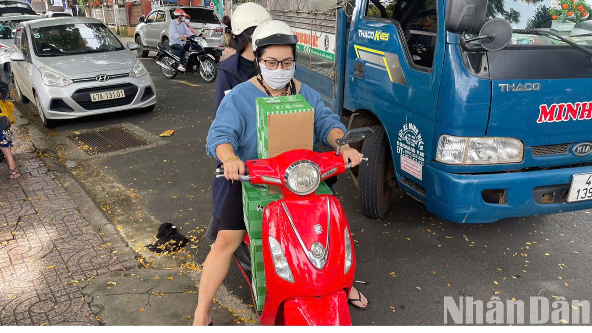 Người dân ở thành phố Buôn Ma Thuột dùng xe máy chở nhu yếu phẩm đến ủng hộ đồng bào vùng lũ lụt phía bắc.