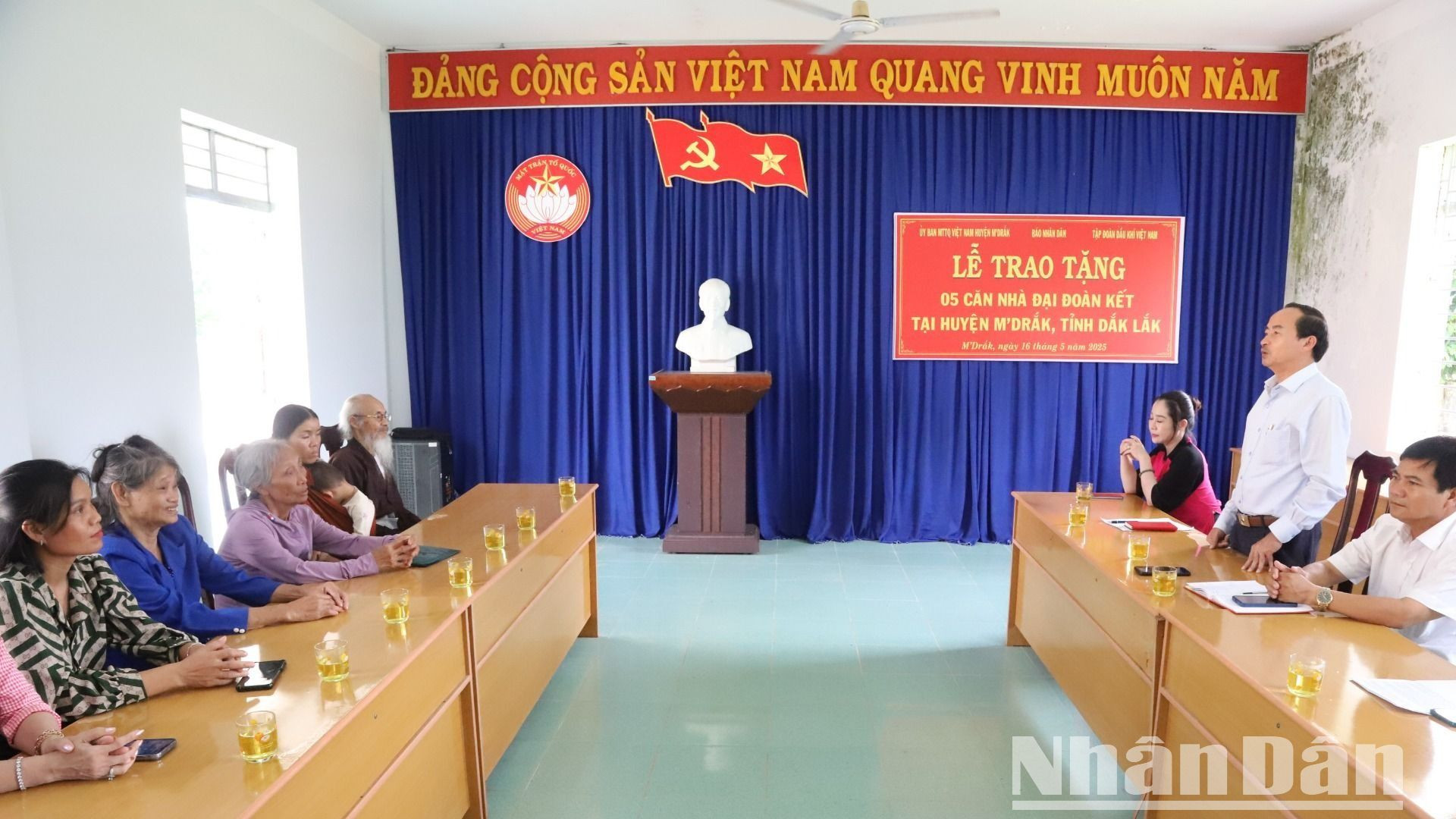 Quang cảnh buổi lễ trao tặng kinh phí xây dựng nhà đoàn kết.