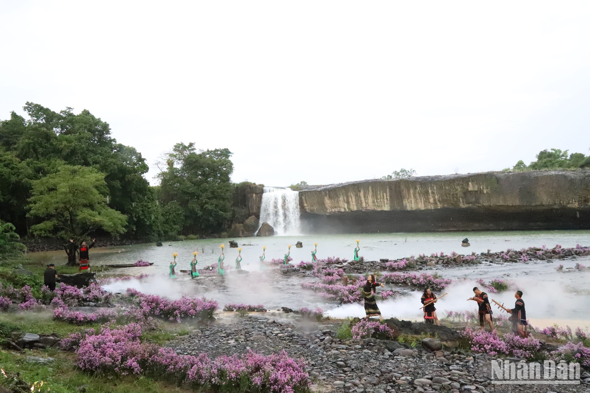 Thác Dray Nur, một thắng cảnh nổi tiếng ở Đắk Lắk thu hút đông đảo khách du lịch đến thăm quan.