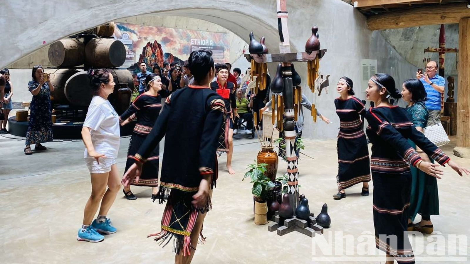 Tham gia tour “Lễ hội Cà-phê Buôn Ma Thuột” du khách sẽ được khám phá Làng cà-phê Trung Nguyên, Bảo tàng thế giới cà-phê với nhiều hoạt động hấp dẫn.