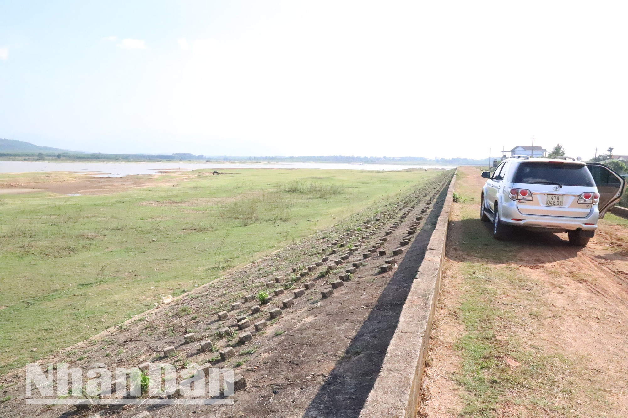 Tuy nhiên, hiện nay mực nước trên các sông, suối phổ biến dao động theo xu thế giảm, lượng dòng chảy phổ biến ở mức thấp hơn trung bình nhiều năm cùng thời kỳ từ 10-30%, một số sông, suối nhỏ bắt đầu khô kiệt.