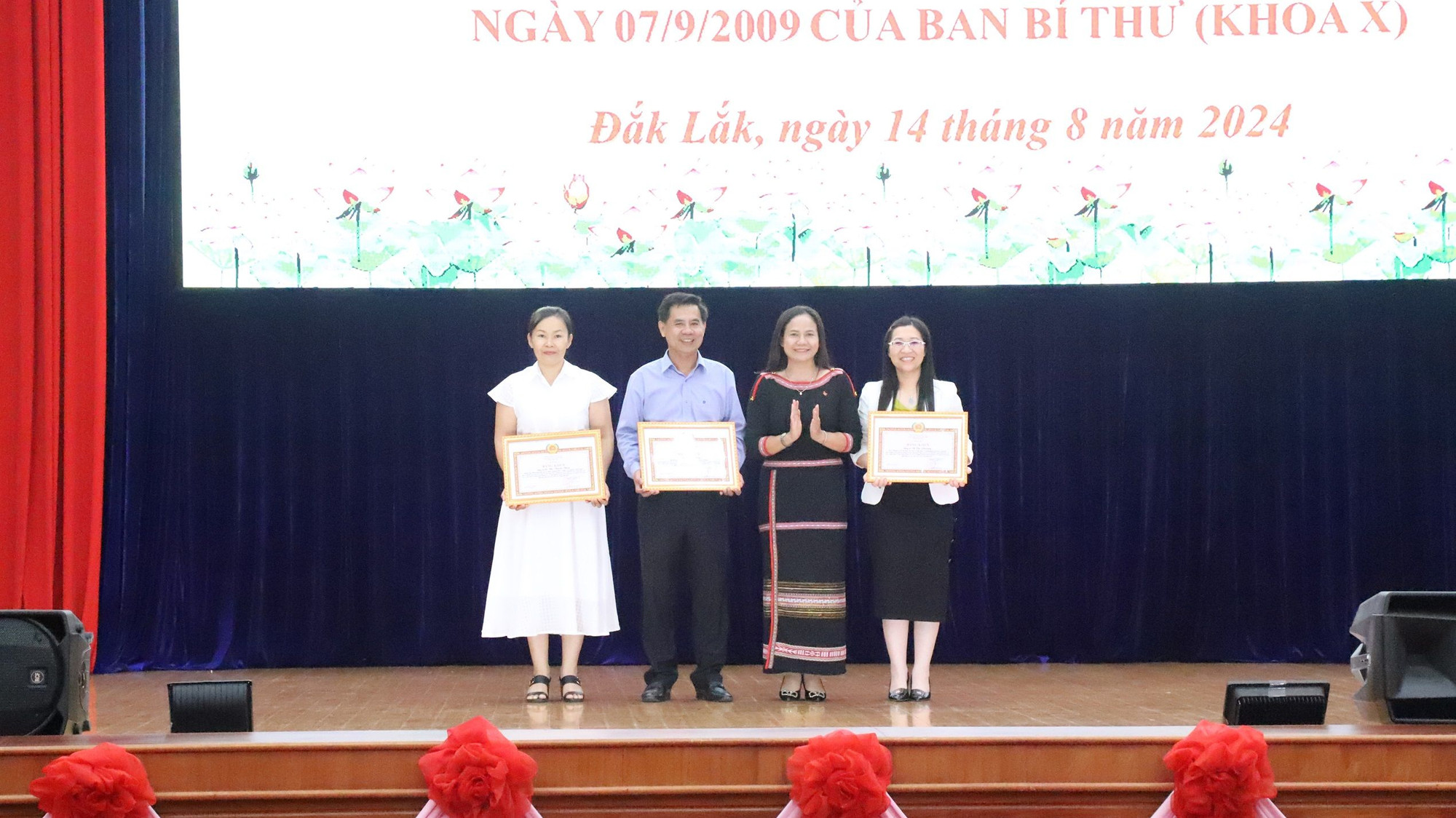 Đồng chí H'Lim Niê, Trưởng Ban Tuyên giáo Tỉnh ủy Đắk Lắk tặng Bằng khen của Tỉnh ủy cho 3 cá nhân có thành tích xuất sắc trong thực hiện 10 năm thực hiện Nghị quyết số 33-NQ/TW về “Xây dựng và phát triển văn hóa, con người Việt Nam đáp ứng yêu cầu phát triển bền vững đất nước”.