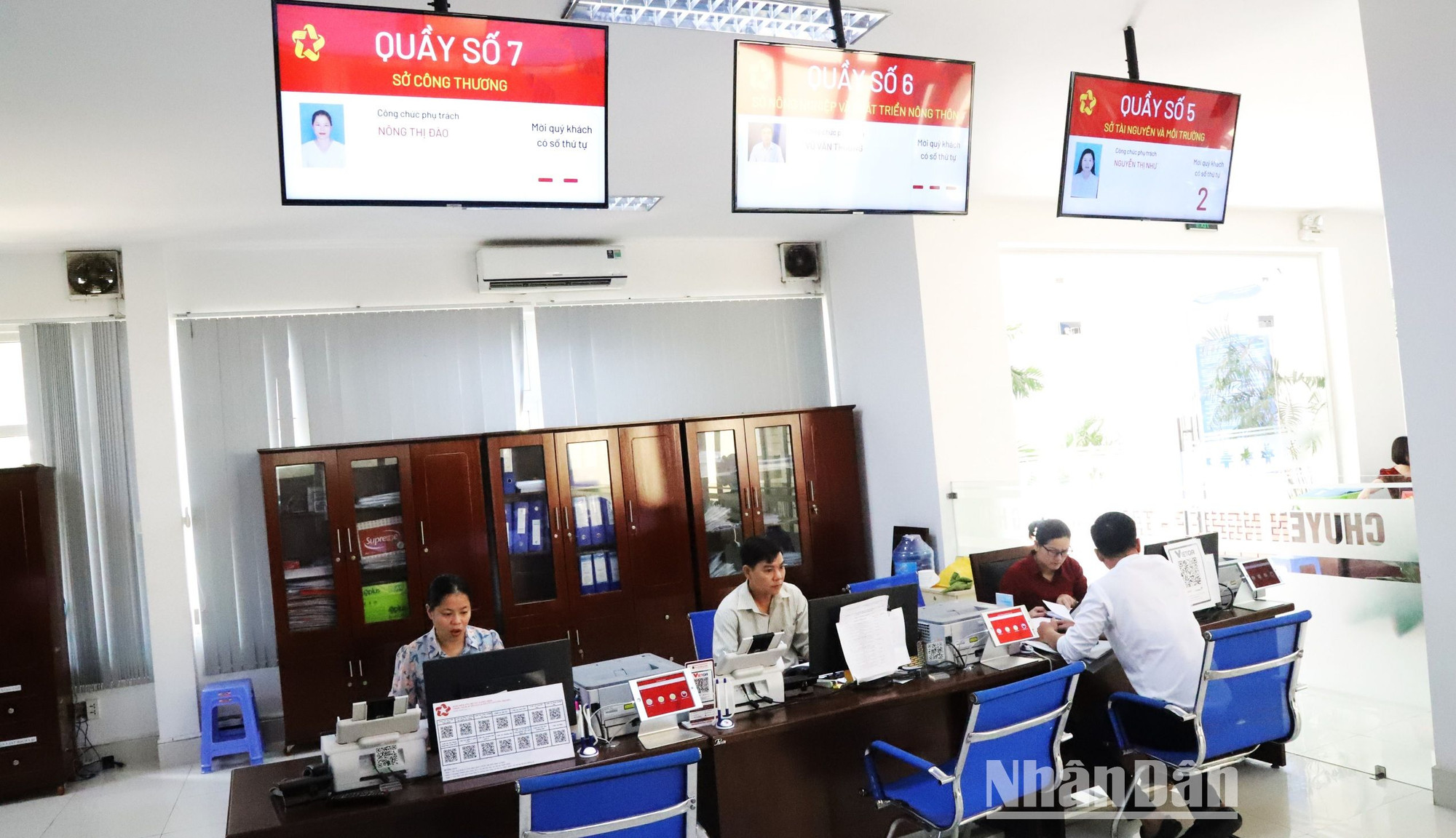 Người dân đến giải quyết thủ tục hành chính tại Trung tâm phục vụ hành chính công tỉnh Đắk Lắk. Người dân đến giải quyết thủ tục hành chính tại Trung tâm phục vụ hành chính công tỉnh Đắk Lắk.