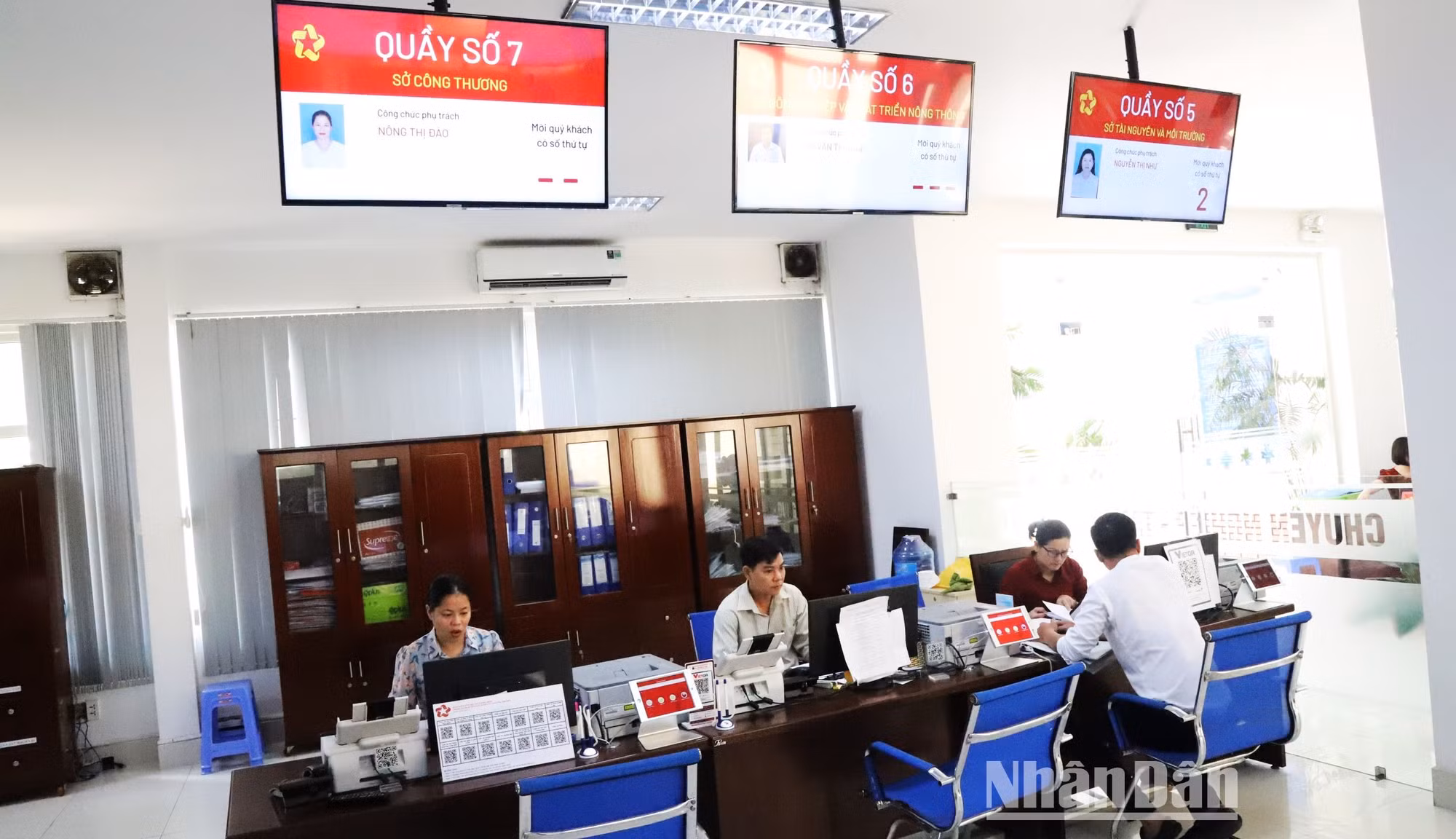 Người dân đến giải quyết thủ tục hành chính tại Trung tâm phục vụ hành chính công tỉnh Đắk Lắk.