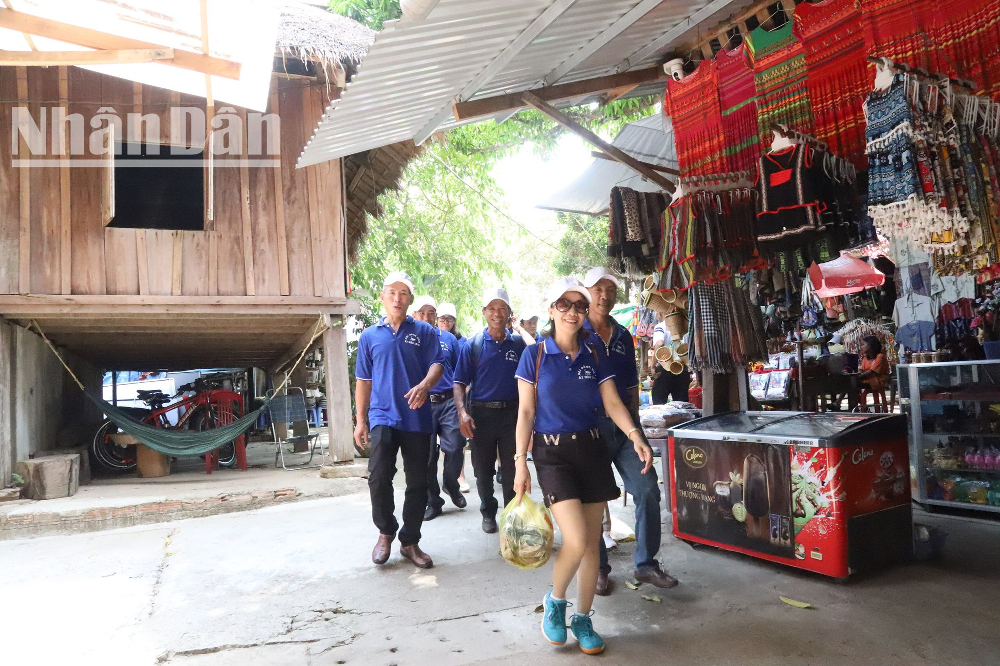 Du khách khi tới vùng đất Buôn Đôn nổi tiếng với nghề săn và thuần dưỡng voi rừng không thể bỏ qua nhà sàn cổ của vua voi Y Thu Knul. Du khách khi tới vùng đất Buôn Đôn nổi tiếng với nghề săn và thuần dưỡng voi rừng không thể bỏ qua nhà sàn cổ của vua voi Y Thu Knul.