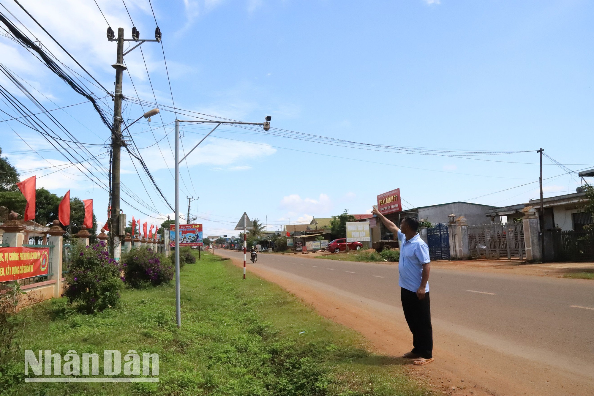 Kể từ khi lực lượng Công an chính quy về làm Công an xã đến nay, Công an xã Ea Sol đã tham mưu Đảng ủy, Ủy ban nhân dân xã và vận động nhân dân đóng góp lắp đặt được 92 camera giám sát an ninh tại các địa điểm, tuyến đường trung tâm của xã, các ngã ba, ngã tư đường liên thôn, liên xã...