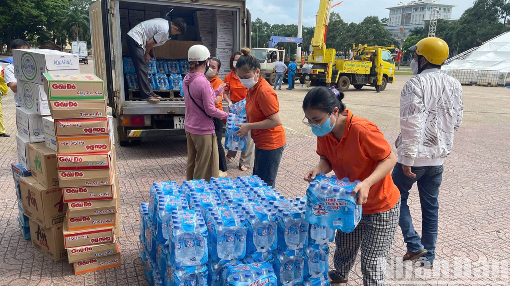 Chị Phạm Thị Kiều, chủ cửa hàng bách hóa mẹ và bé Xuân Kiên cùng nhân viên vận chuyển nhu yếu phẩm đến ủng hộ đồng bào vùng lũ lụt phía bắc.