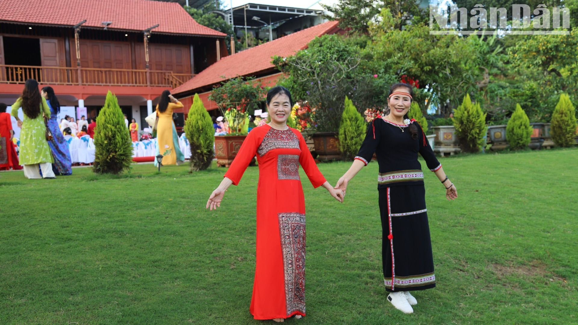 Tà áo dài Việt Nam và áo thổ cẩm truyền thống của đồng bào Ê-đê ở Tây Nguyên.