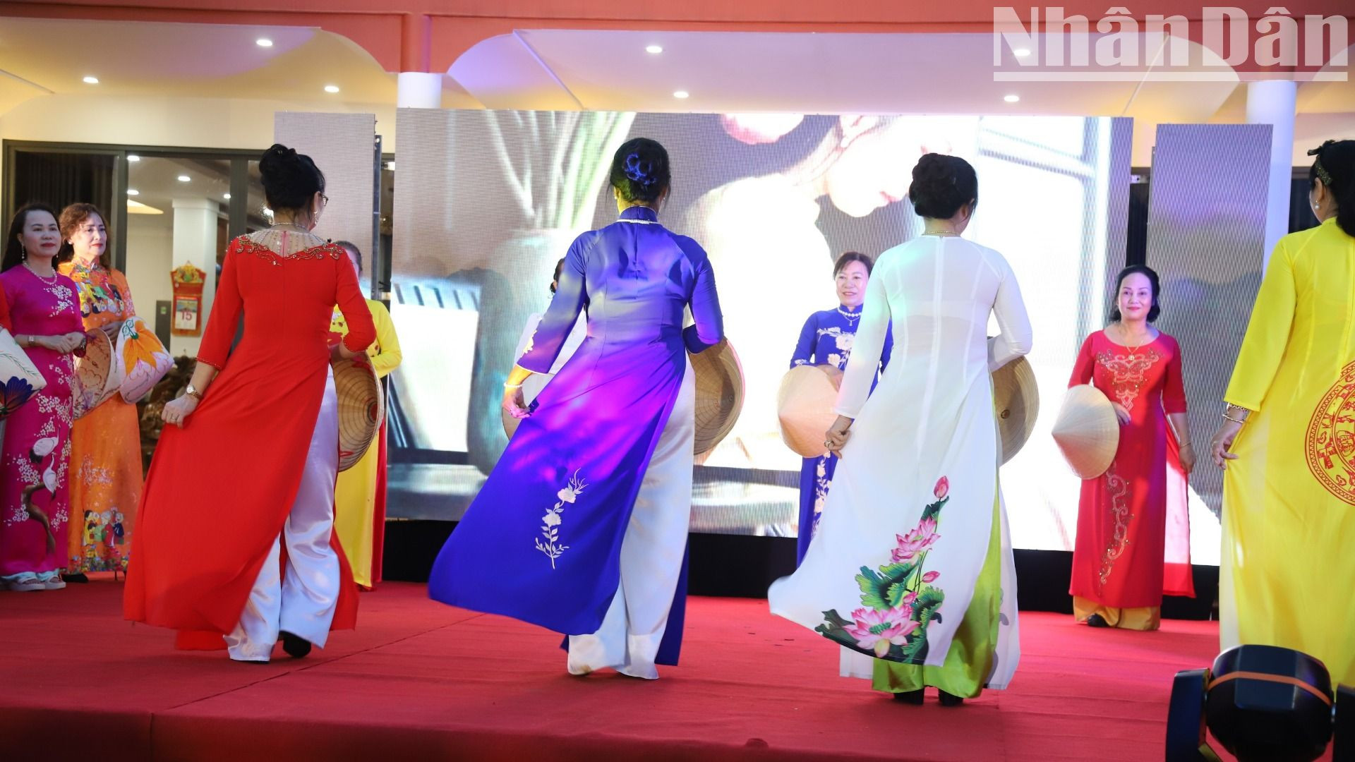 Nhiều hội viên tuy lớn tuổi nhưng vẫn yêu thích trình diễn áo dài góp phần lan tỏa rộng rãi giá trị tích cực, nét đẹp văn hóa truyền thống của tà áo dài Việt Nam.