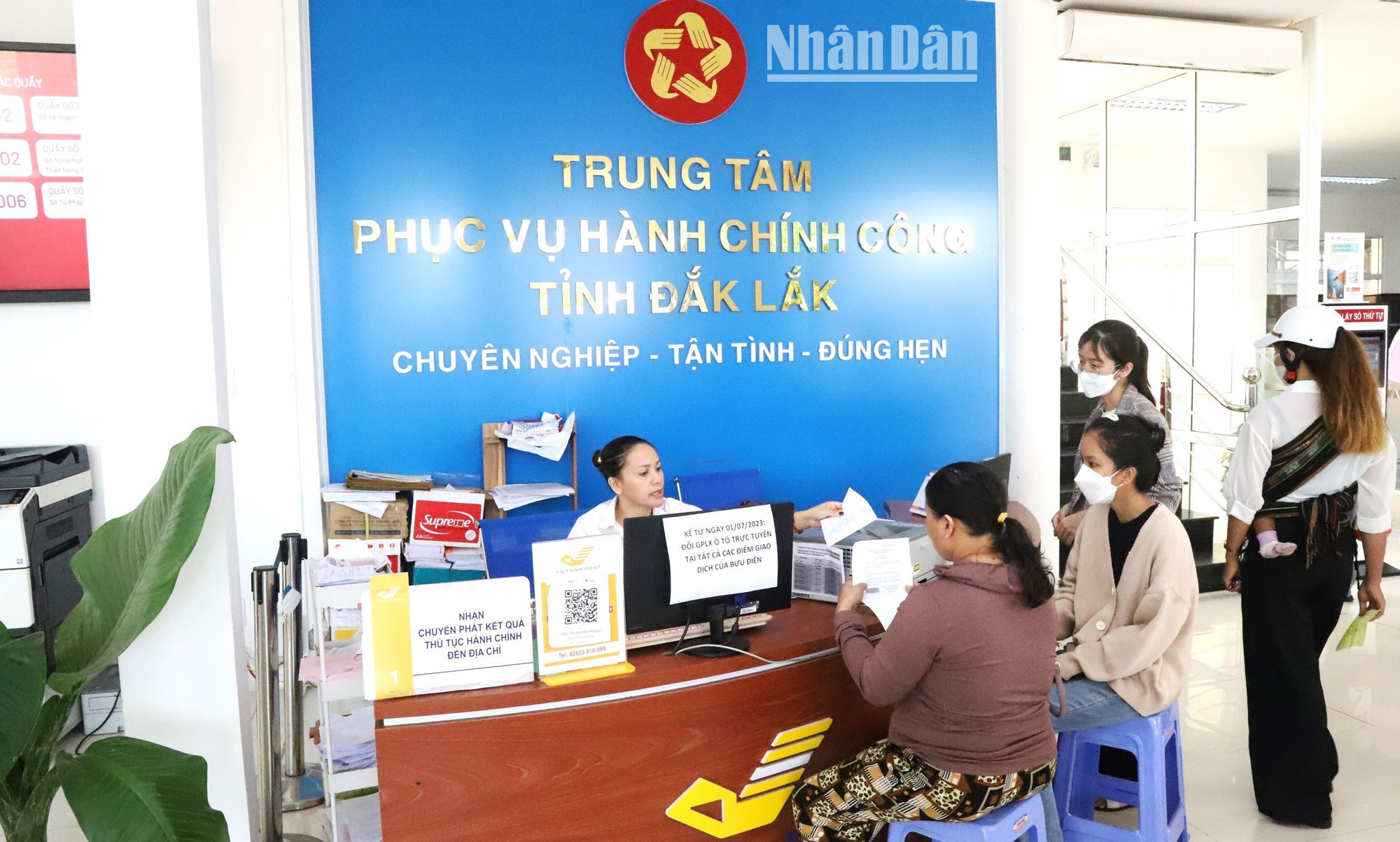 Người dân đến giải quyết thủ tục hành chính tại Trung tâm phục vụ hành chính công tỉnh Đắk Lắk.