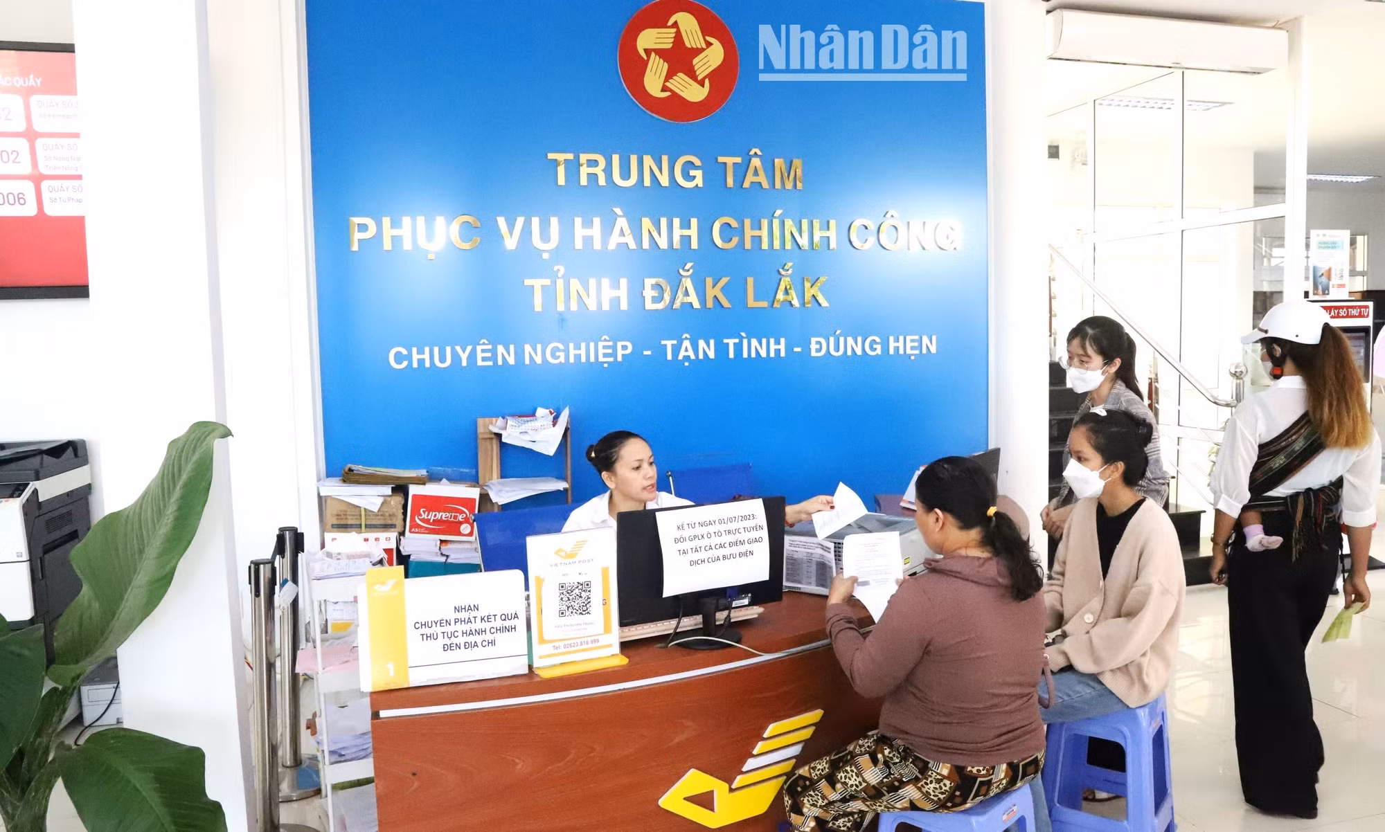 Người dân đến giải quyết thủ tục hành chính tại Trung tâm phục vụ hành chính công tỉnh Đắk Lắk.