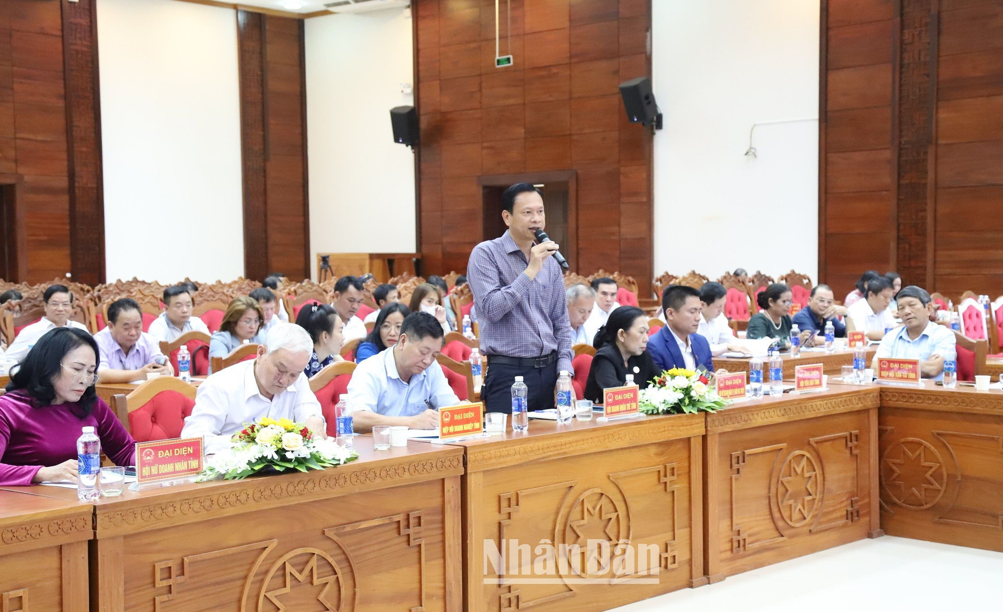 Ông Phạm Ðông Thanh, Chủ tịch Hội Doanh nhân trẻ tỉnh Ðắk Lắk, Giám đốc Công ty trách nhiệm hữu hạn vận tải ô-tô An Phước nêu câu hỏi với lãnh đạo Ủy ban nhân dân tỉnh Đắk Lắk tại Hội nghị đối thoại giữa lãnh đạo Ủy ban nhân dân tỉnh Đắk Lắk với doanh nghiệp được tổ chức vào cuối tháng 10/2023.