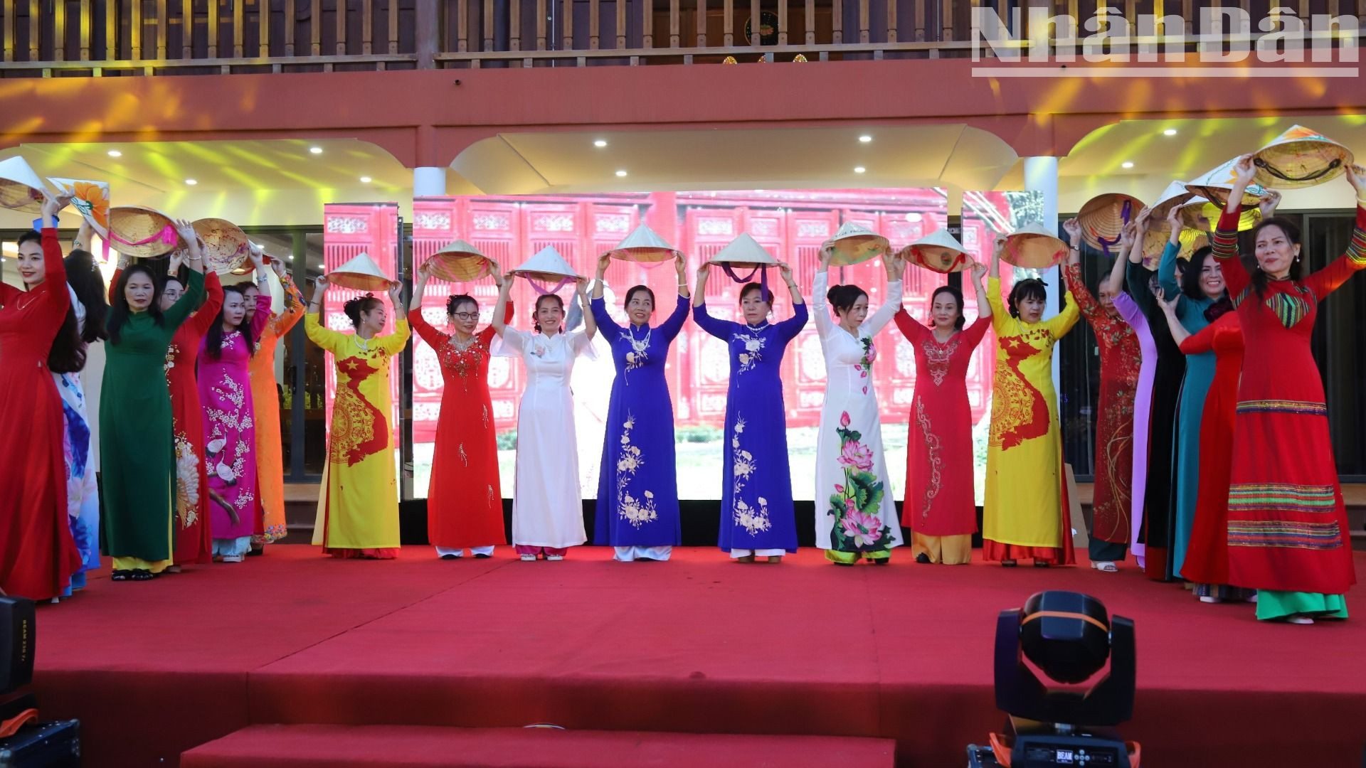 Câu lạc bộ Di sản áo dài Việt Nam tỉnh Đắk Lắk trình diễn áo dài nhân kỷ niệm một năm Ngày thành lập.