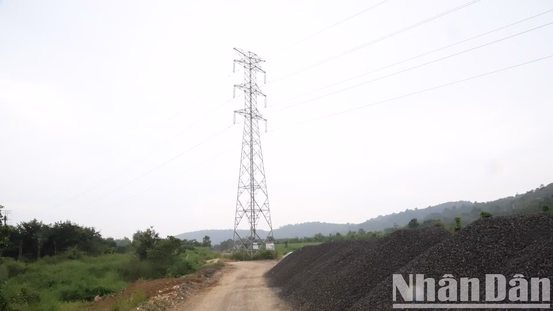 Tuy nhiên, có sự chồng lấn tại vị trí trụ điện T20 thuộc Dự án Trạm biến áp 220kV Krông Ana giao chéo với đường tránh phía đông thành phố Buôn Ma Thuột tại Km32+629.