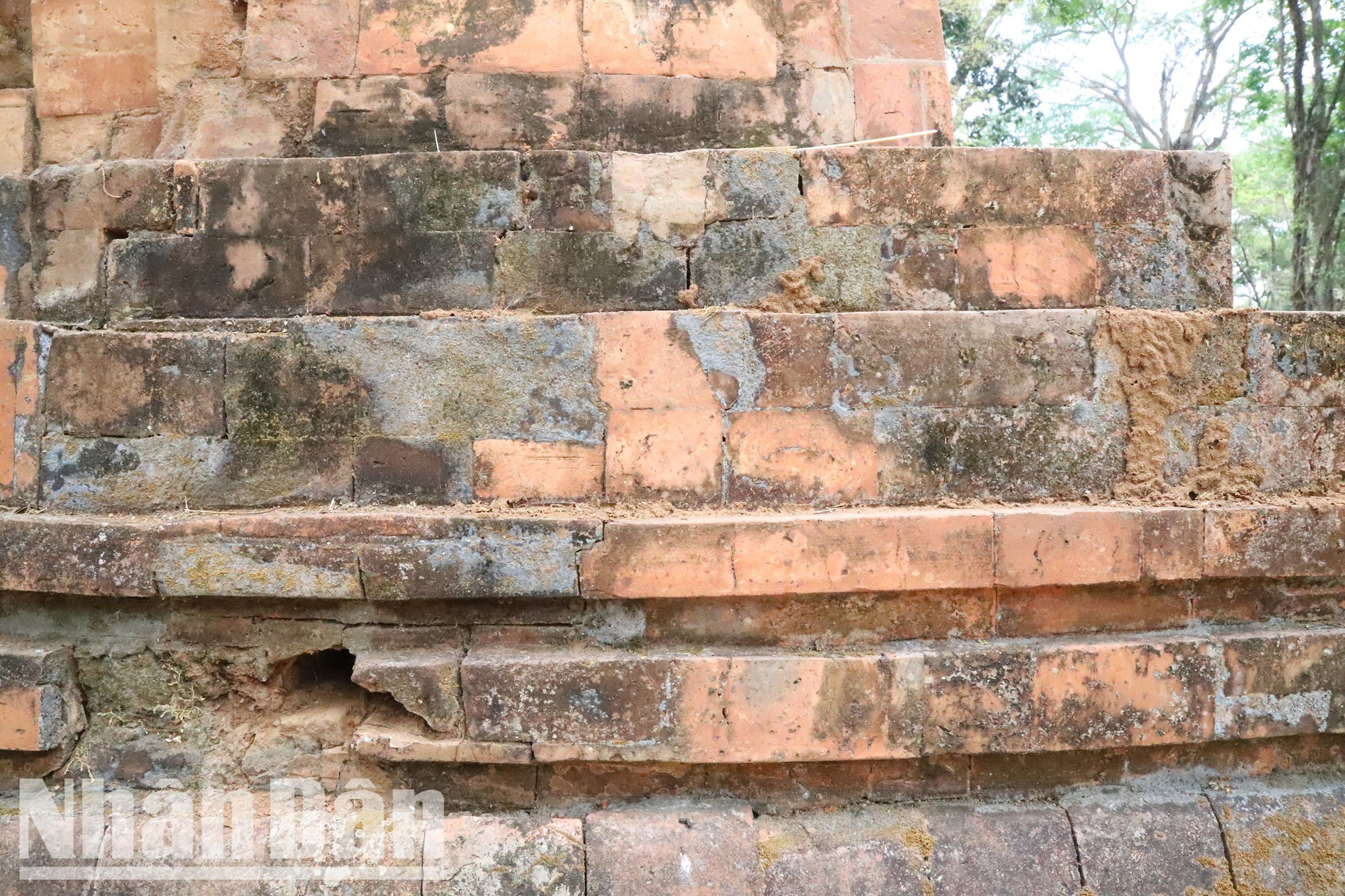 Bên ngoài Tháp Yang Prong, một số khu vực có dấu hiệu xuống cấp.