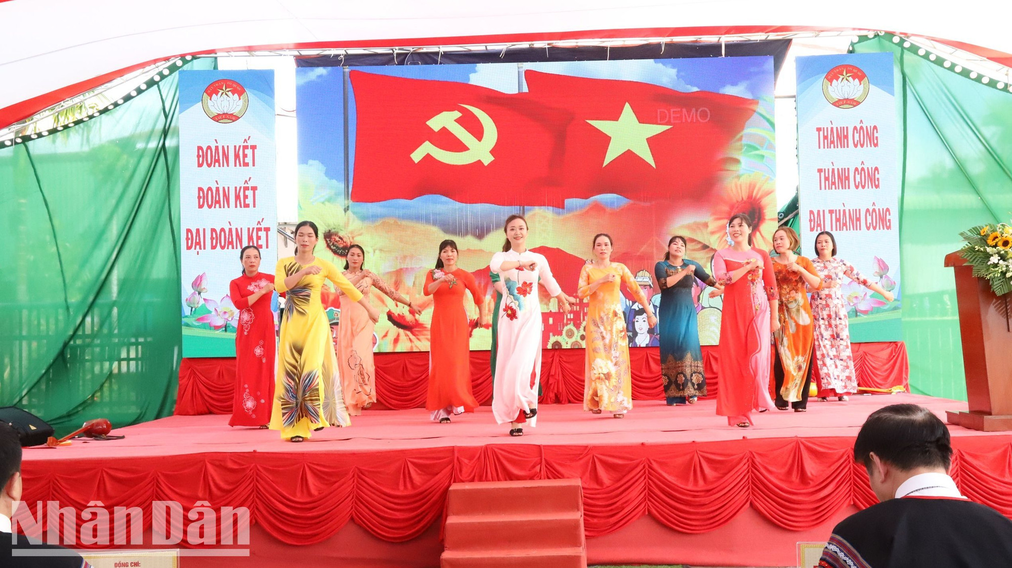 Các giá trị văn hóa truyền thống tốt đẹp được bảo tồn và phát huy trong đời sống xã hội.