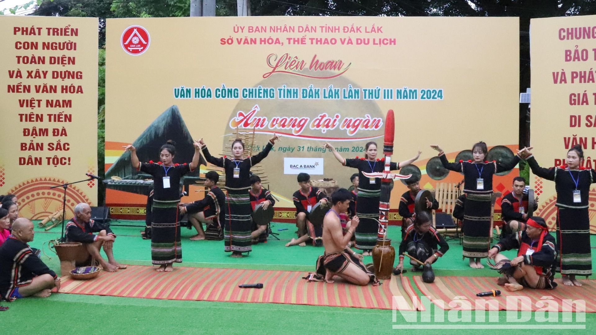Bên cạnh đó, tỉnh Đắk Lắk cũng thường xuyên tổ chức Liên hoan văn hóa cồng chiêng giữa các địa phương trong tỉnh.