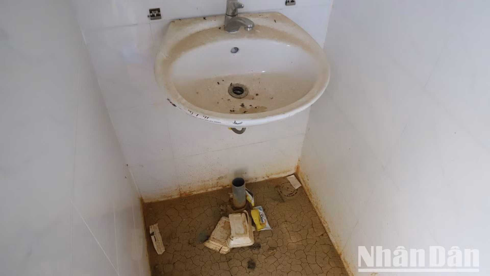 La-bô rửa tay trong nhà vệ sinh bị hư hỏng và rác vứt bừa bãi.