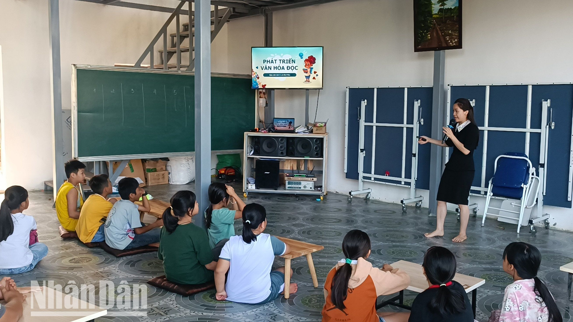 Các giáo viên dạy học cho các em học sinh tại Ngôi nhà trí tuệ đều đang công tác tại các trường học trên địa bàn, thương các em có hoàn cảnh khó khăn nên các cô tham gia dạy học miễn phí, giúp các em nâng cao kiến thức để khỏi bỏ học giữa chừng.