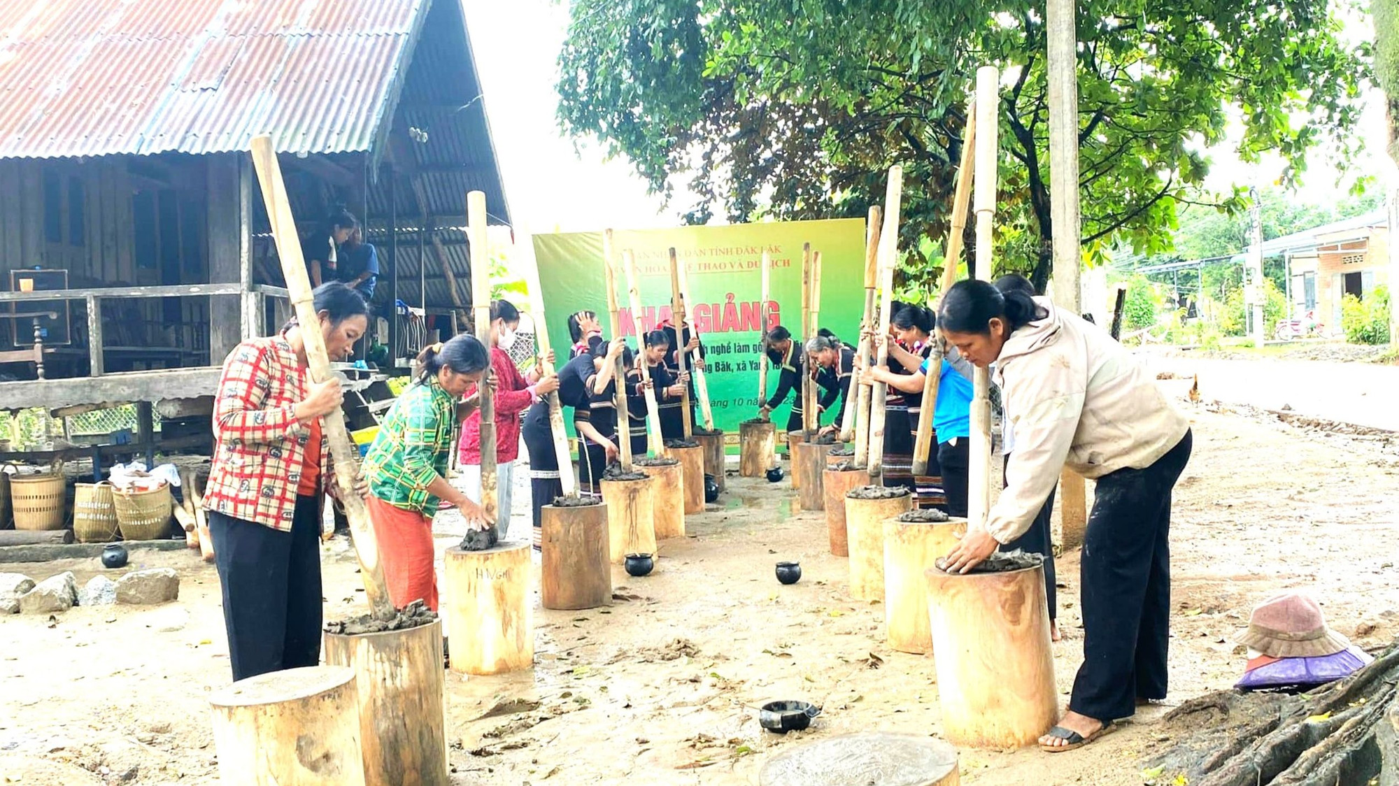 Ở gia đình, người phụ nữ dân tộc thiểu luôn đảm nhận phần lớn công việc trong gia đình.