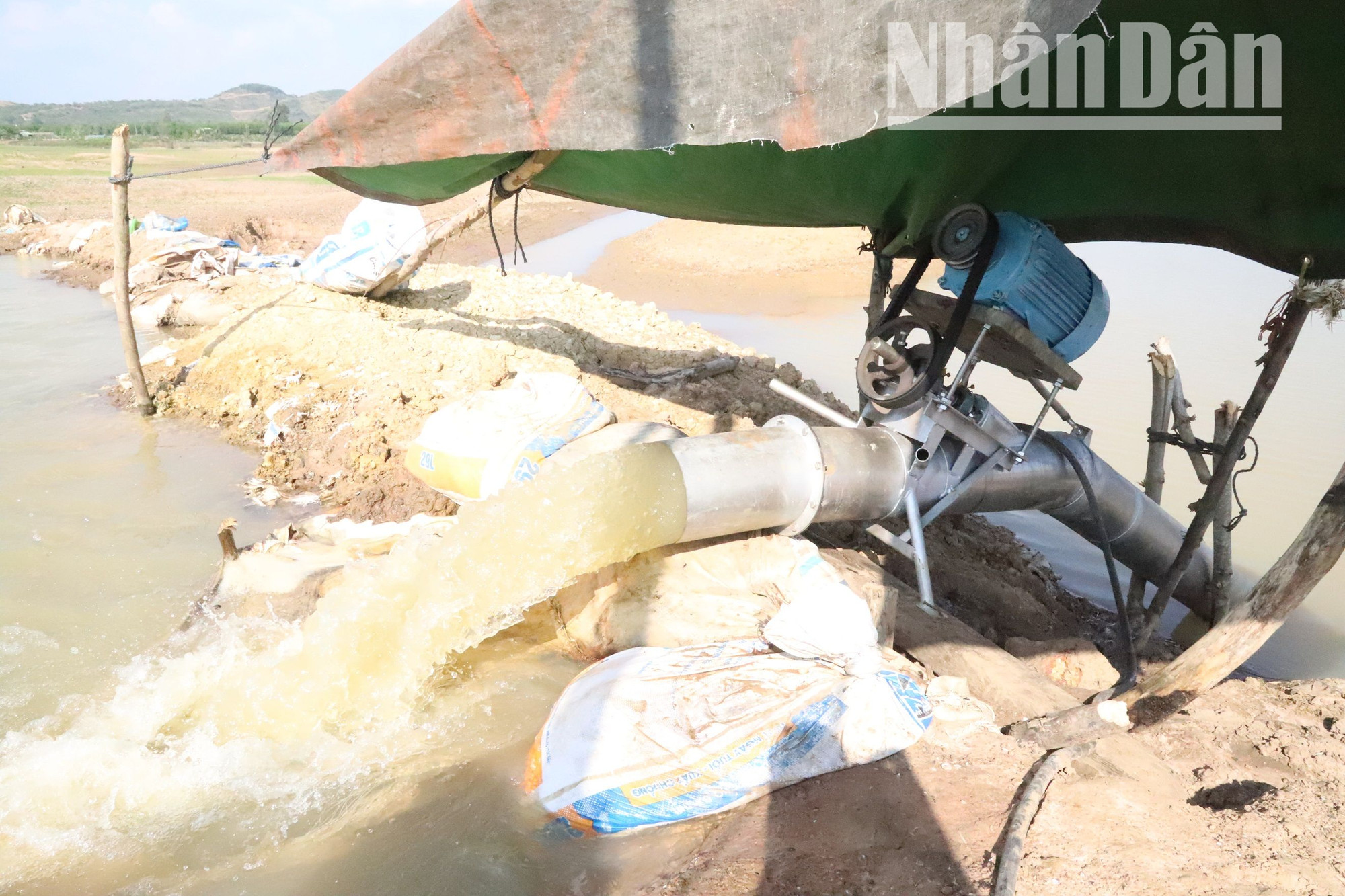 Một máy bơm nước được Công ty trách nhiệm hữu hạn một thành viên quản lý công trình thủy lợi Đắk Lắk đặt mua từ các tỉnh miền tây về phục vụ chống hạn trong mùa khô năm nay.