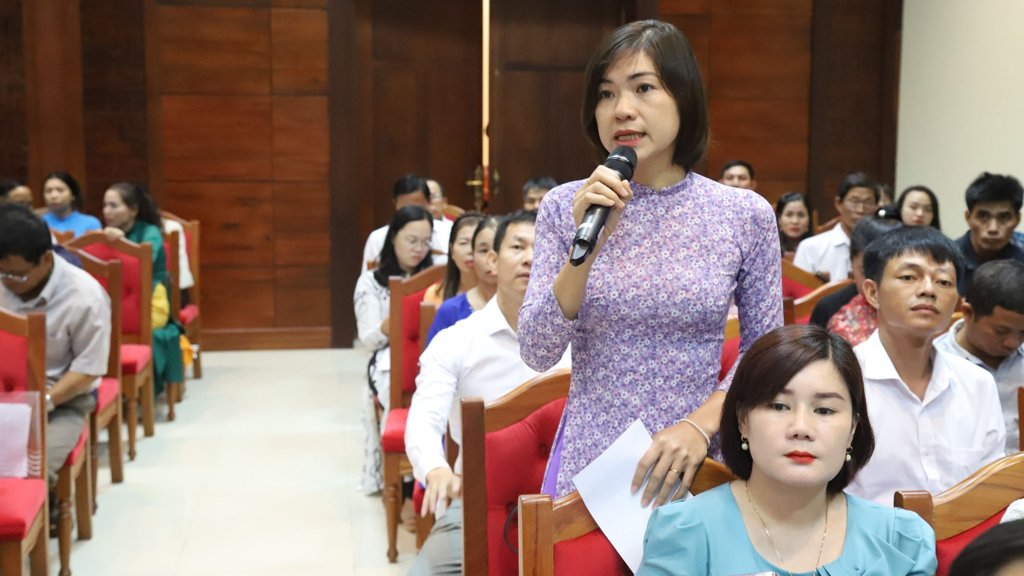 Bà Nguyễn Thị Ánh Xuân, hội viên nông dân xã Ea Ktur, huyện Cư Kuin nêu câu hỏi tại buổi đối thoại.