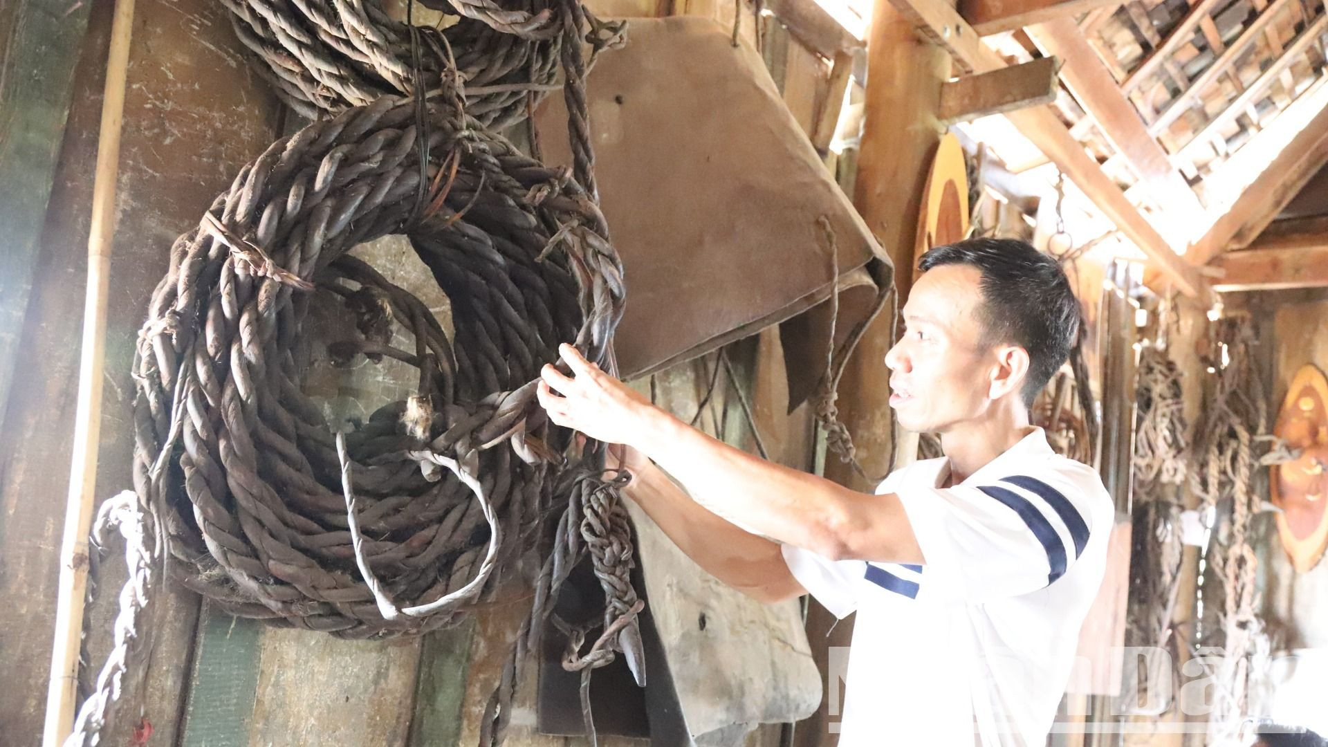 Dây thừng được làm từ da trâu rừng và các dụng cụ phục vụ săn voi và thuần dưỡng voi rừng được trưng bày tại ngôi nhà sàn cổ của ông Y Thu Knul ở Bản Đôn, huyện Krông Na, huyện Buôn Đôn.