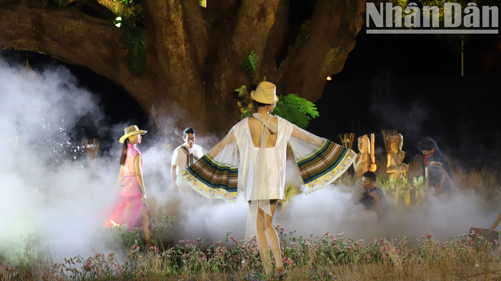 Thời trang thời thượng kết hợp với sắc màu thổ cẩm khiến cho trang phục thêm quyến rũ.