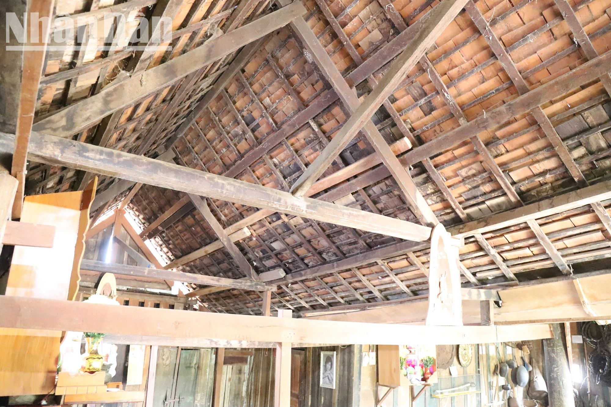 Sườn nhà và mái được lợp hoàn toàn bằng ngói gỗ. Các viên ngói được làm thủ công rất công phu. Để lợp đủ bộ mái, thợ đã phải đẽo 8.726 thanh gỗ để làm ngói, tốn gần 10m3 gỗ cà chít. Sườn nhà và mái được lợp hoàn toàn bằng ngói gỗ. Các viên ngói được làm thủ công rất công phu. Để lợp đủ bộ mái, thợ đã phải đẽo 8.726 thanh gỗ để làm ngói, tốn gần 10m3 gỗ cà chít.