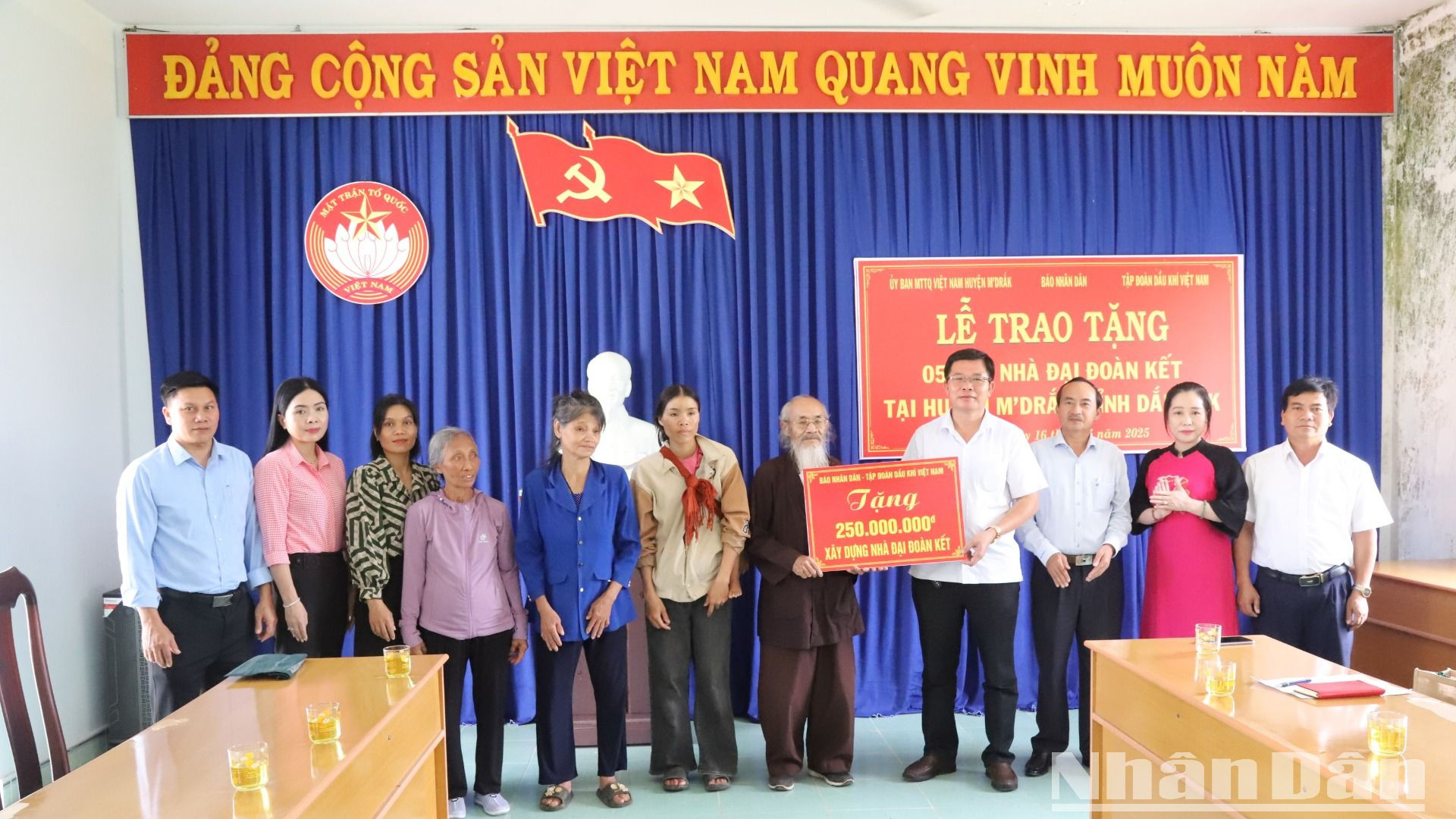Đại diện lãnh đạo Ủy ban Mặt trận Tổ quốc Việt Nam tỉnh Đắk Lắk và huyện M'Drắk cùng dự và trao tặng kinh phí cho các hộ nghèo xây dựng nhà đại đoàn kết.