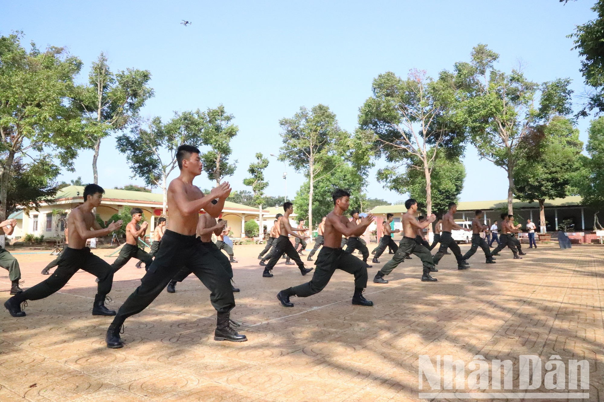 Cán bộ, chiến sĩ Phòng Cảnh sát cơ động thực hiện các bài tập tổ hợp SQUAT ở nhóm thể lực chống khủng bố.