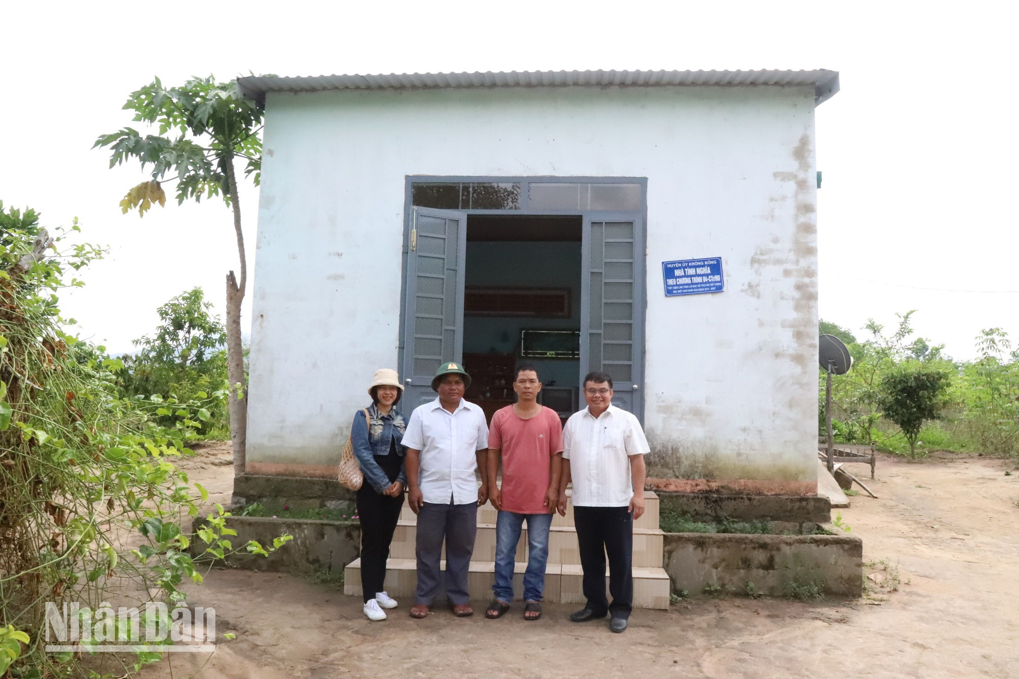 Đồng chí Nguyễn Văn Tâm (ngoài cùng bên phải) cùng lãnh đạo Ban Tuyên giáo Huyện ủy Krông Bông thăm hỏi một gia đình có hoàn cảnh khó khăn ở buôn Đắk Tuôr, xã Cư Pui.
