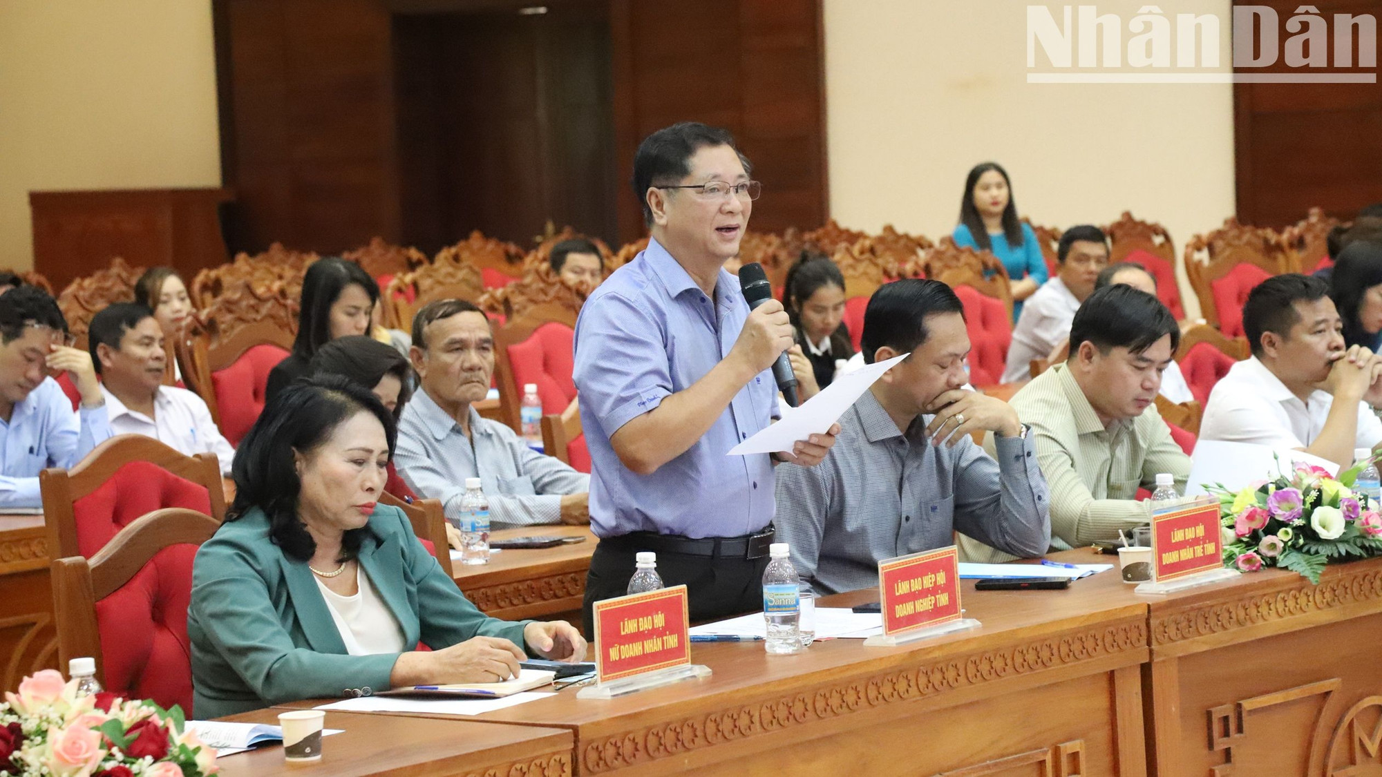 Đại diện Hiệp hội doanh nghiệp tỉnh phản ánh những khó khăn, vướng mắc của doanh nghiệp với lãnh đạo tỉnh.