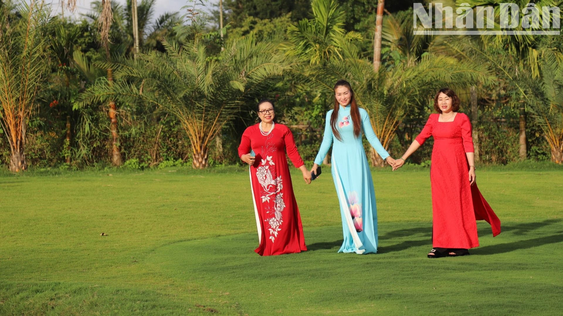 Các thành viên Câu lạc bộ Di sản áo dài Việt Nam tỉnh Đắk Lắk thiết tha trong tà áo dài Việt Nam.