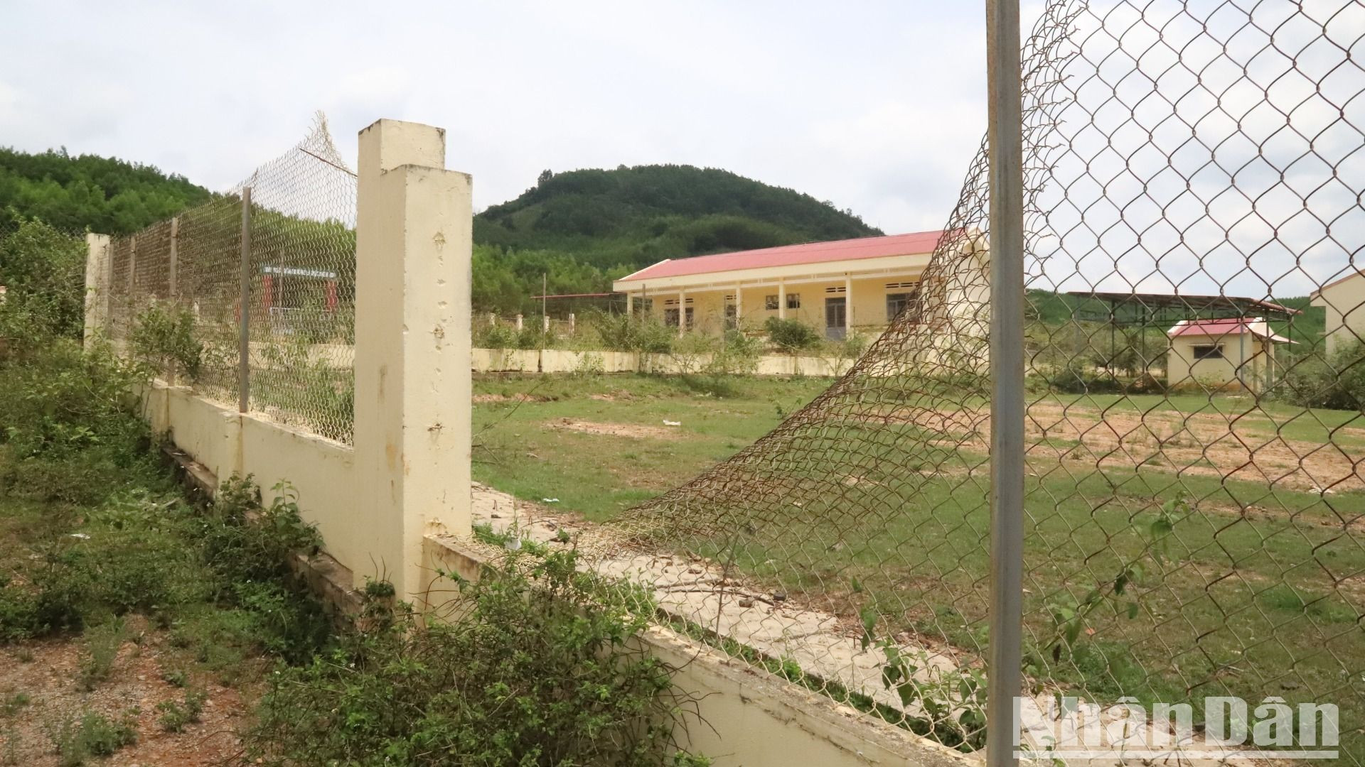 Các công trình phúc lợi trong dự án đều có tường rào bao quanh nhưng một số nơi bị phá hư hỏng. Các công trình phúc lợi trong dự án đều có tường rào bao quanh nhưng một số nơi bị phá hư hỏng.