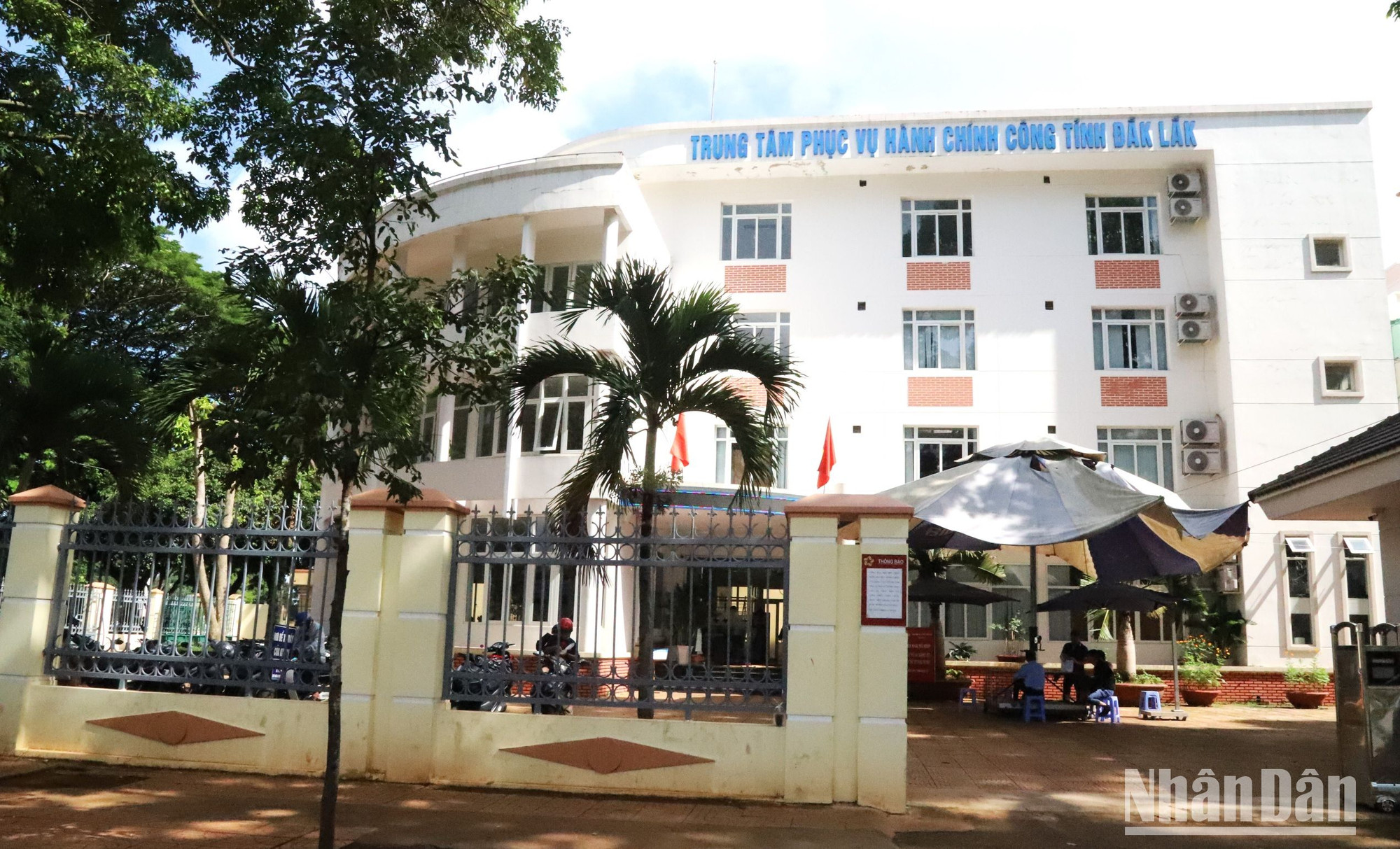 Gần 5 năm nay, kể từ khi tỉnh Đắk Lắk đưa Trung tâm phục vụ hành chính công vào sử dụng tạo điều kiện thuận lợi cho các đơn vị, cá nhân, doanh nghiệp giải quyết các thủ tục hành chính. Gần 5 năm nay, kể từ khi tỉnh Đắk Lắk đưa Trung tâm phục vụ hành chính công vào sử dụng tạo điều kiện thuận lợi cho các đơn vị, cá nhân, doanh nghiệp giải quyết các thủ tục hành chính.