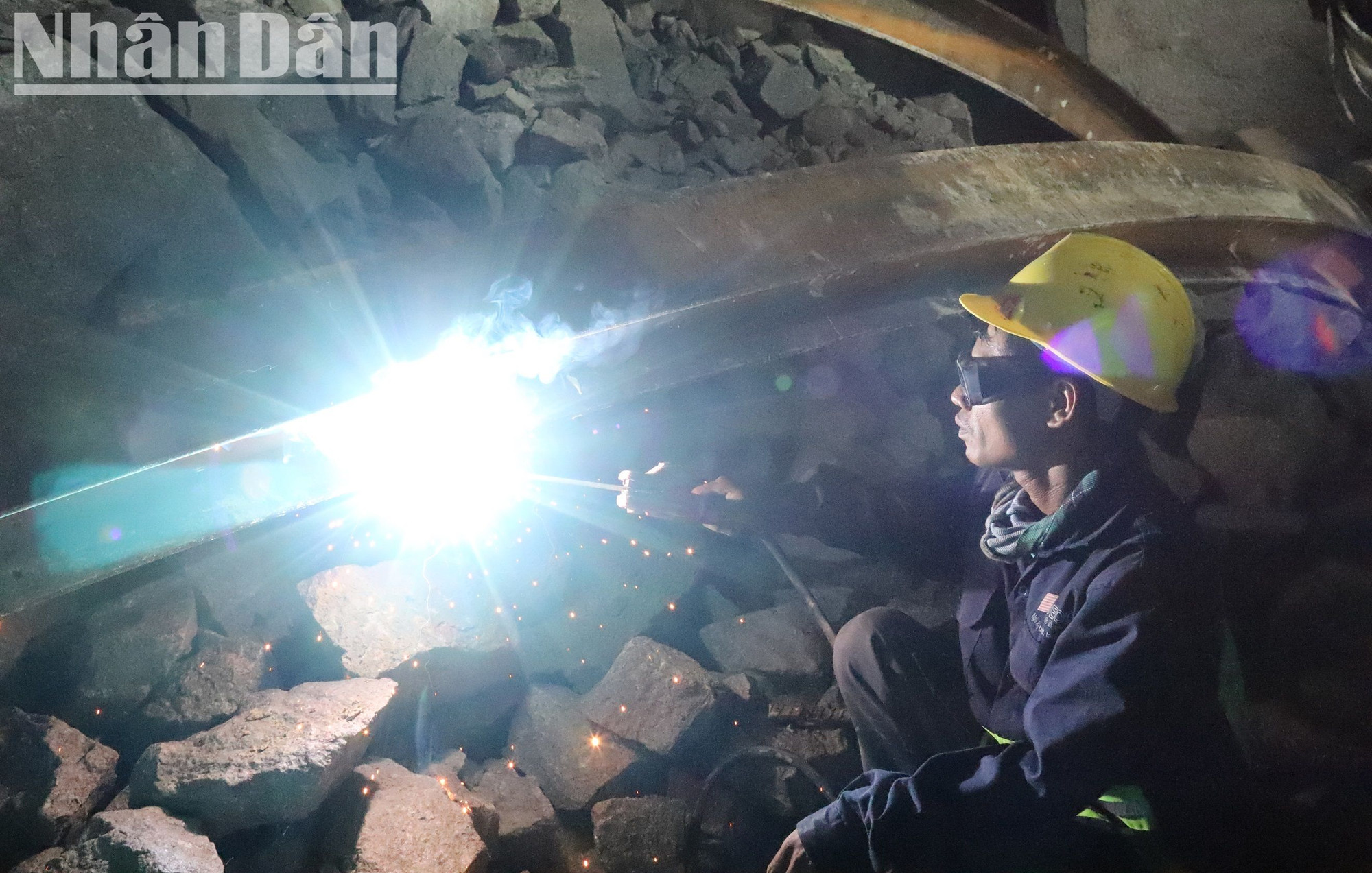 Cứ đào sâu vào 1m là phải gia cố vòm bằng sắt thép và phun bê-tông, sau đó tiếp tục đào hầm. Cứ đào sâu vào 1m là phải gia cố vòm bằng sắt thép và phun bê-tông, sau đó tiếp tục đào hầm.