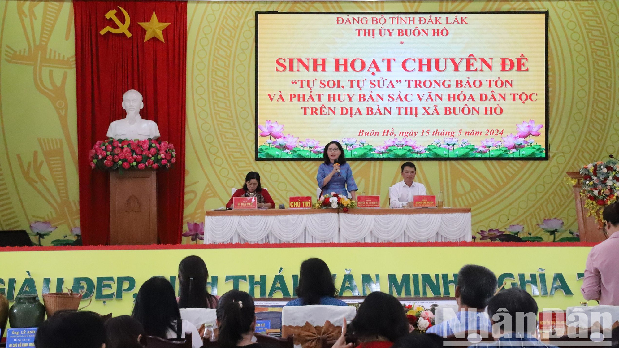 Bí thư Thị ủy Buôn Hồ Nguyễn Thị Thu Nguyệt phát biểu trong đợt sinh hoạt chuyên đề “Tự soi, tự sửa trong việc bảo tồn và phát huy bản sắc văn hóa các dân tộc trên địa bàn thị xã Buôn Hồ” dịp sinh nhật Bác Hồ ngày 19/5/2024.