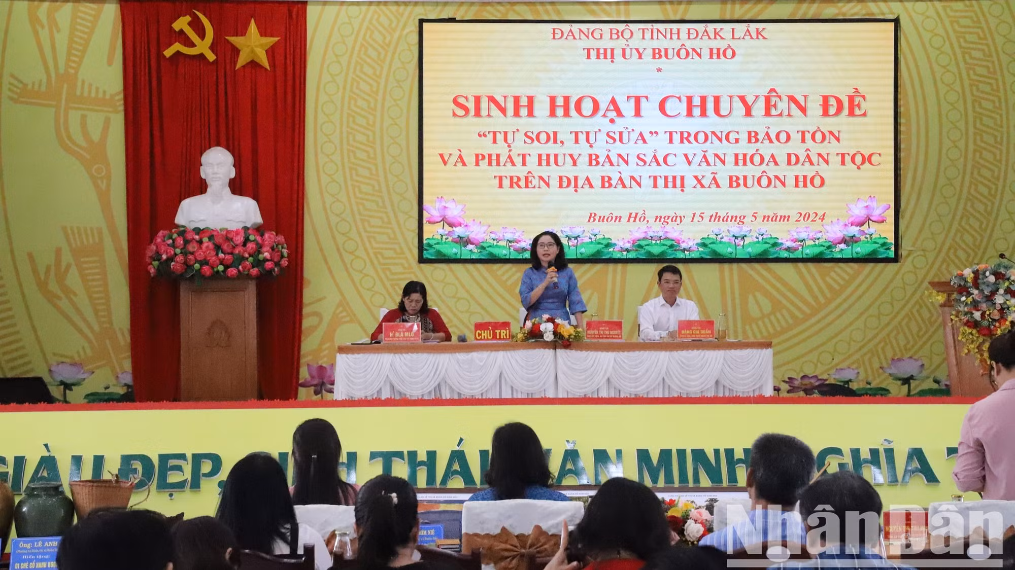 Bí thư Thị ủy Buôn Hồ Nguyễn Thị Thu Nguyệt phát biểu trong đợt sinh hoạt chuyên đề “Tự soi, tự sửa trong việc bảo tồn và phát huy bản sắc văn hóa các dân tộc trên địa bàn thị xã Buôn Hồ” dịp sinh nhật Bác Hồ ngày 19/5/2024.