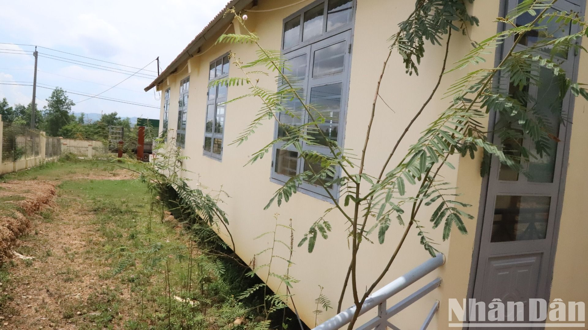 Nhà sinh hoạt cộng đồng bị bỏ hoang tàn. Nhà sinh hoạt cộng đồng bị bỏ hoang tàn.